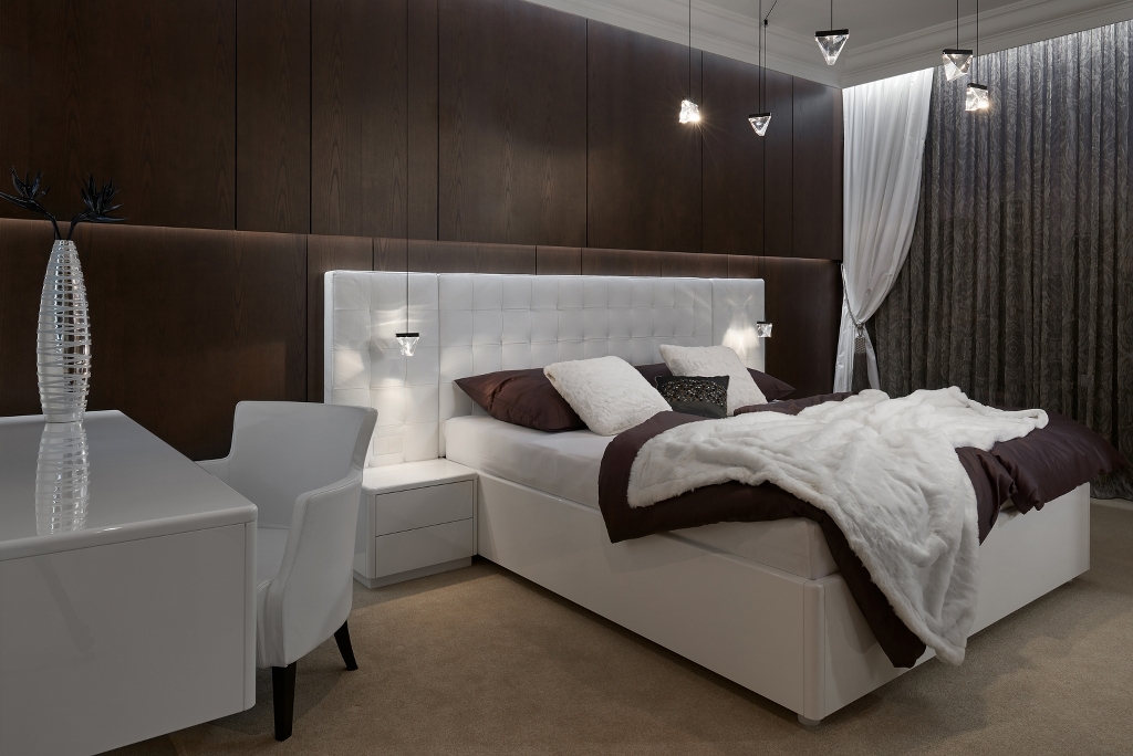 luxusná biela kožená posteľ