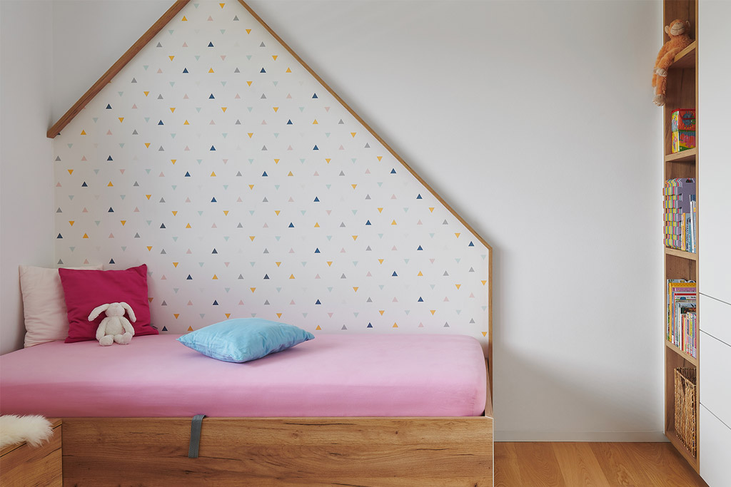 detská drevená posteľ v detskej izve