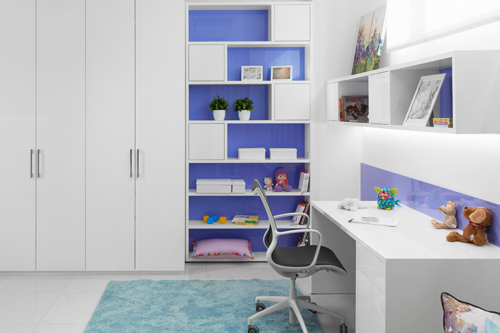 biely kalkovaný nábytok v detskej izbe