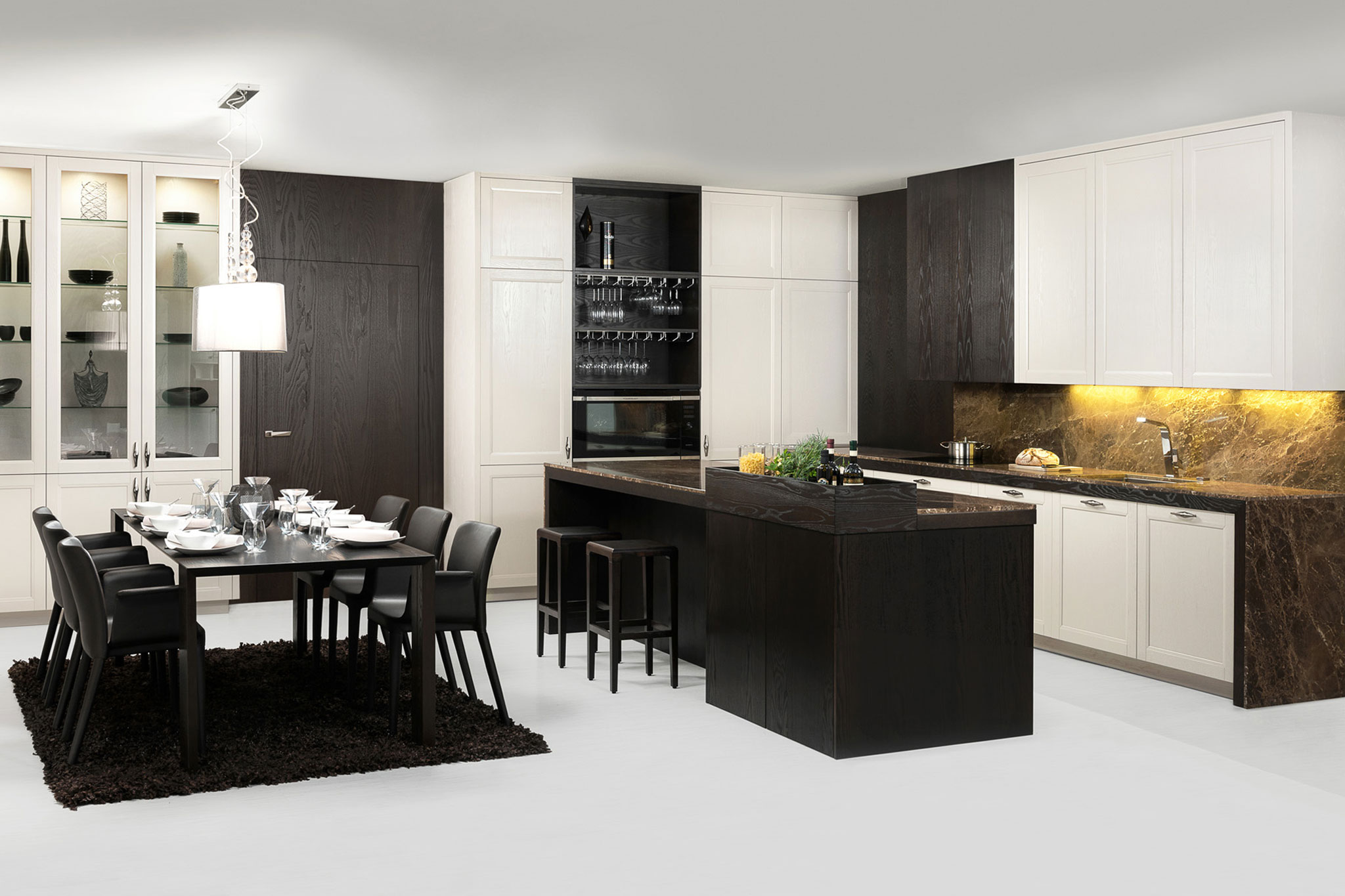 bezova-rustikalna-kuchyna-na-mieru_tmava-dyha_tmavy-stol_pribornik_hneda-kamenna-doska