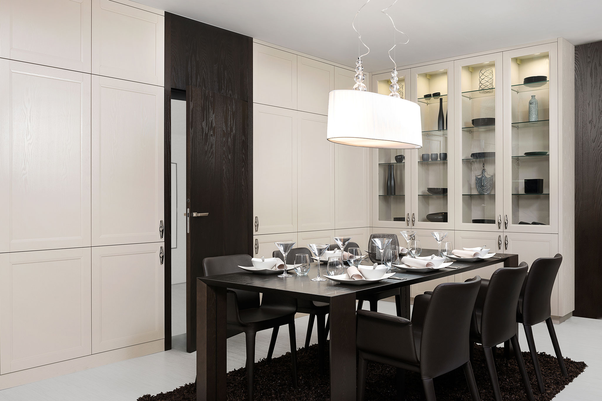 bezova-rustikalna-kuchyna-na-mieru_tmava-dyha_tmavy-stol_pribornik_hneda-kamenna-doska