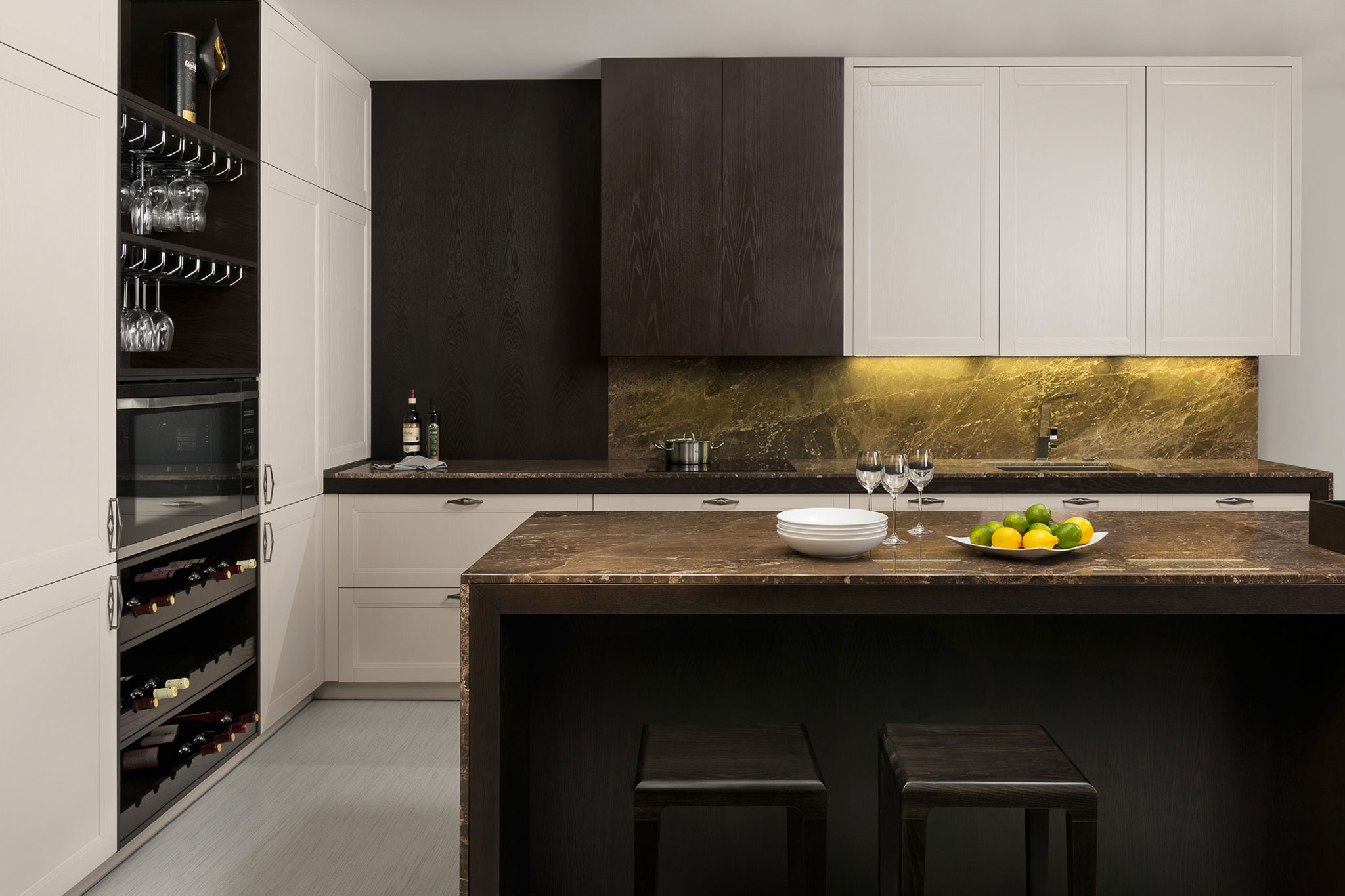 bezova-rustikalna-kuchyna-na-mieru_tmava-dyha_tmavy-stol_pribornik_hneda-kamenna-doska