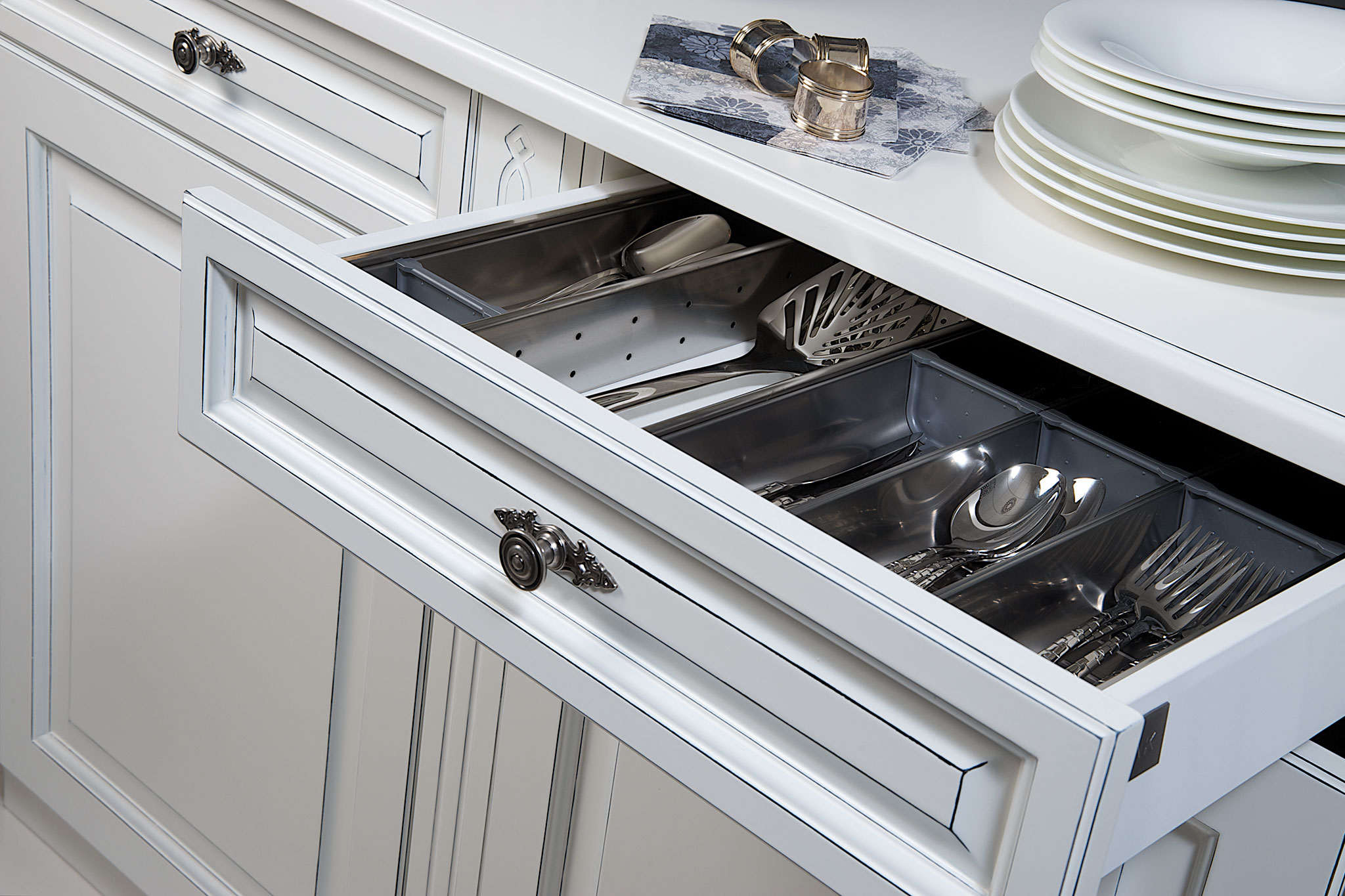 biela-ozdobna-kuchyna_rustikalny-styl_pribornyk_tmavy-kamen_modra-patina