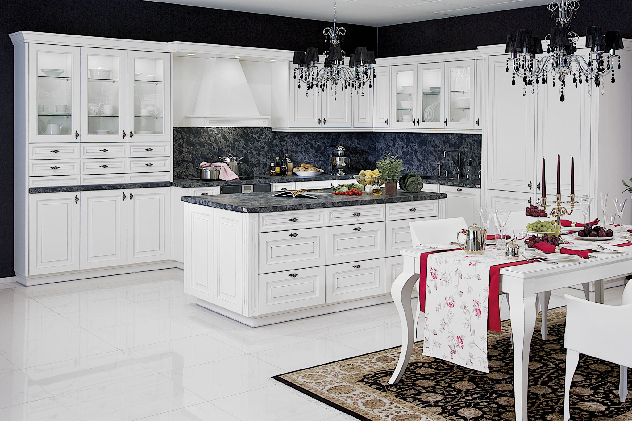 biela-ozdobna-kuchyna_rustikalny-styl_pribornyk_tmavy-kamen_modra-patina