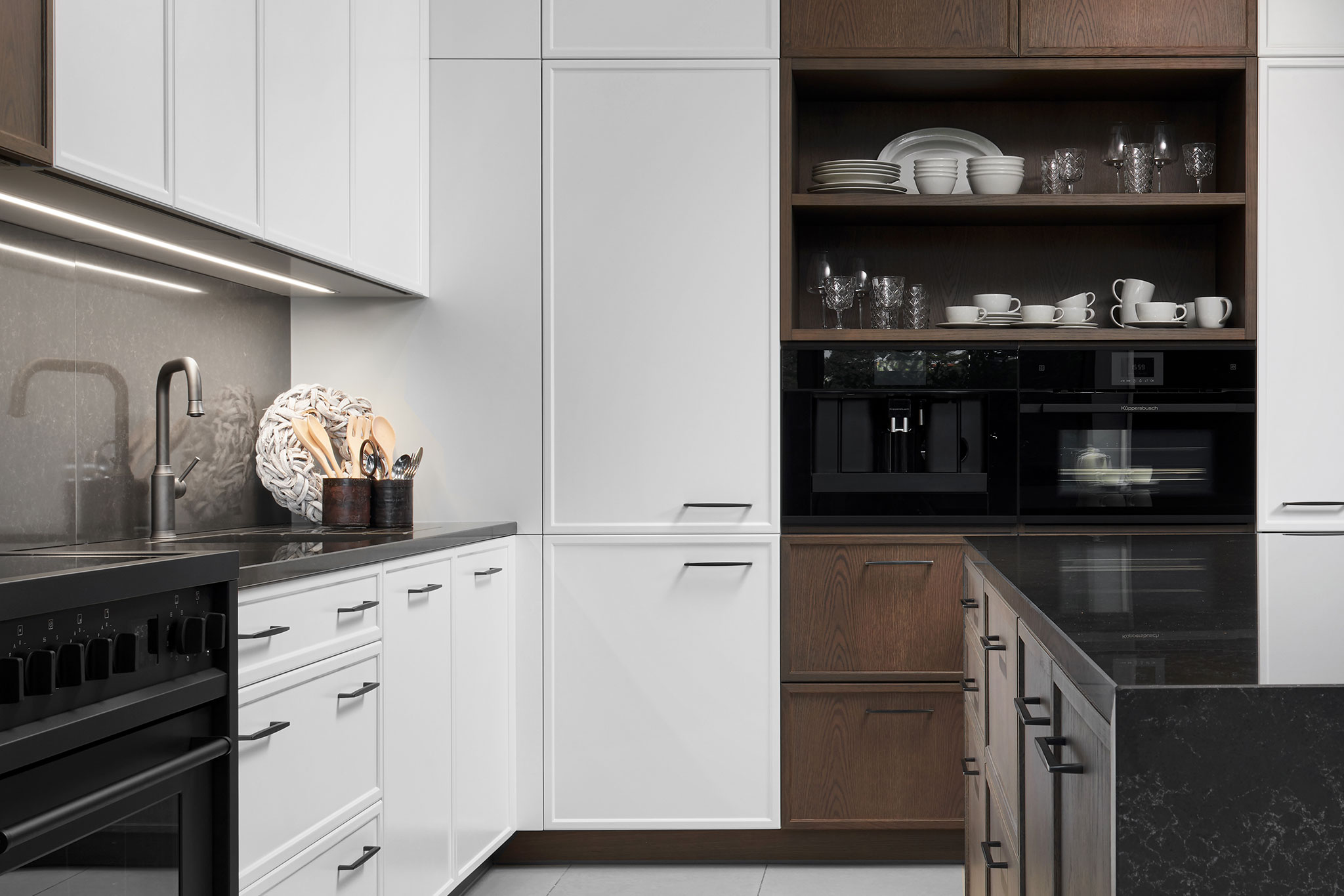 biela-rustikalna-kuchyna_na-mieru_velky-ostrov-s-barovym-sedenim_hneda-dyha