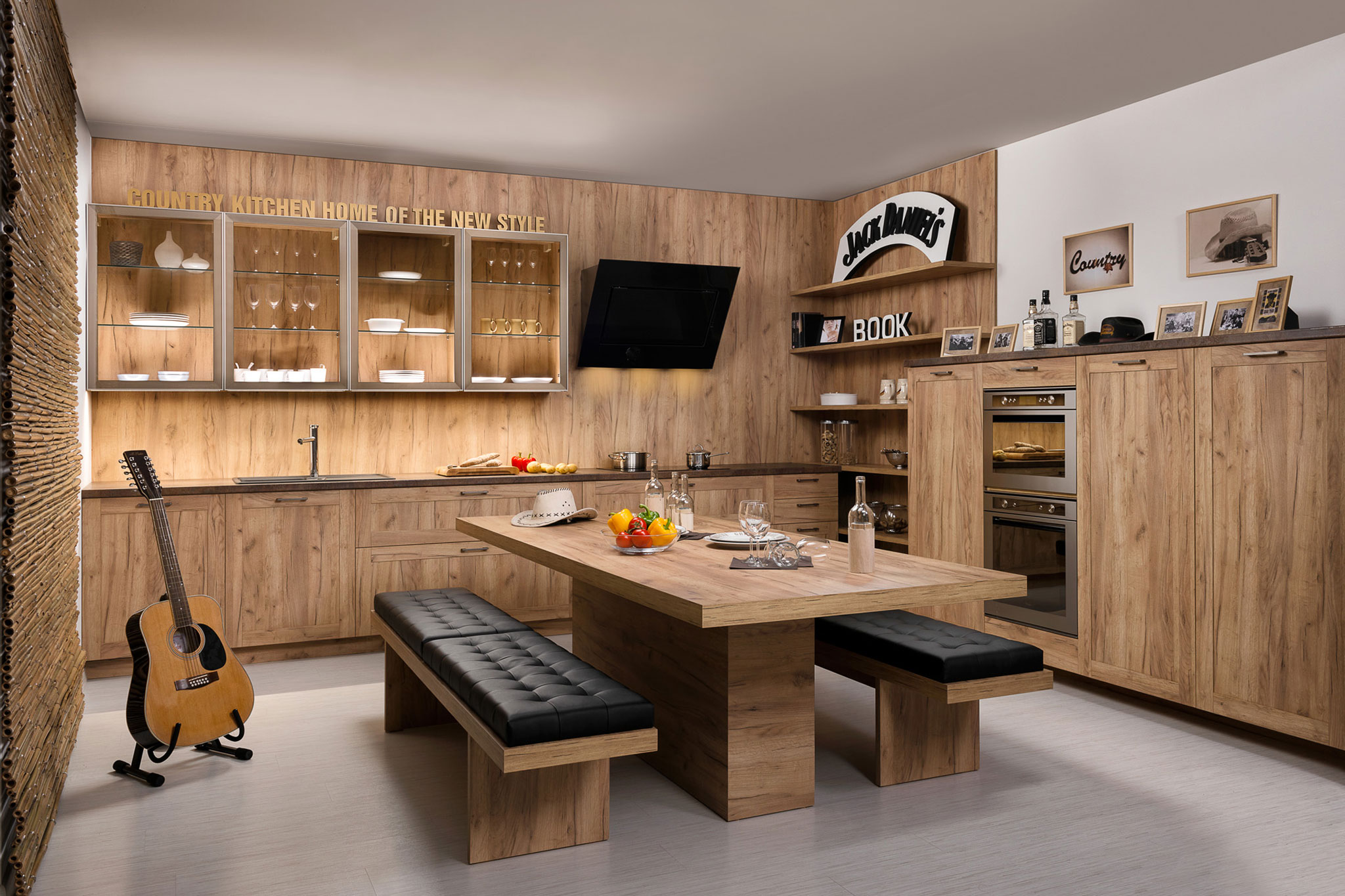 drevena-rustikalna-kuchyna-na-mieru_sklenene-horne-skrinky_lavica-na-sedenie