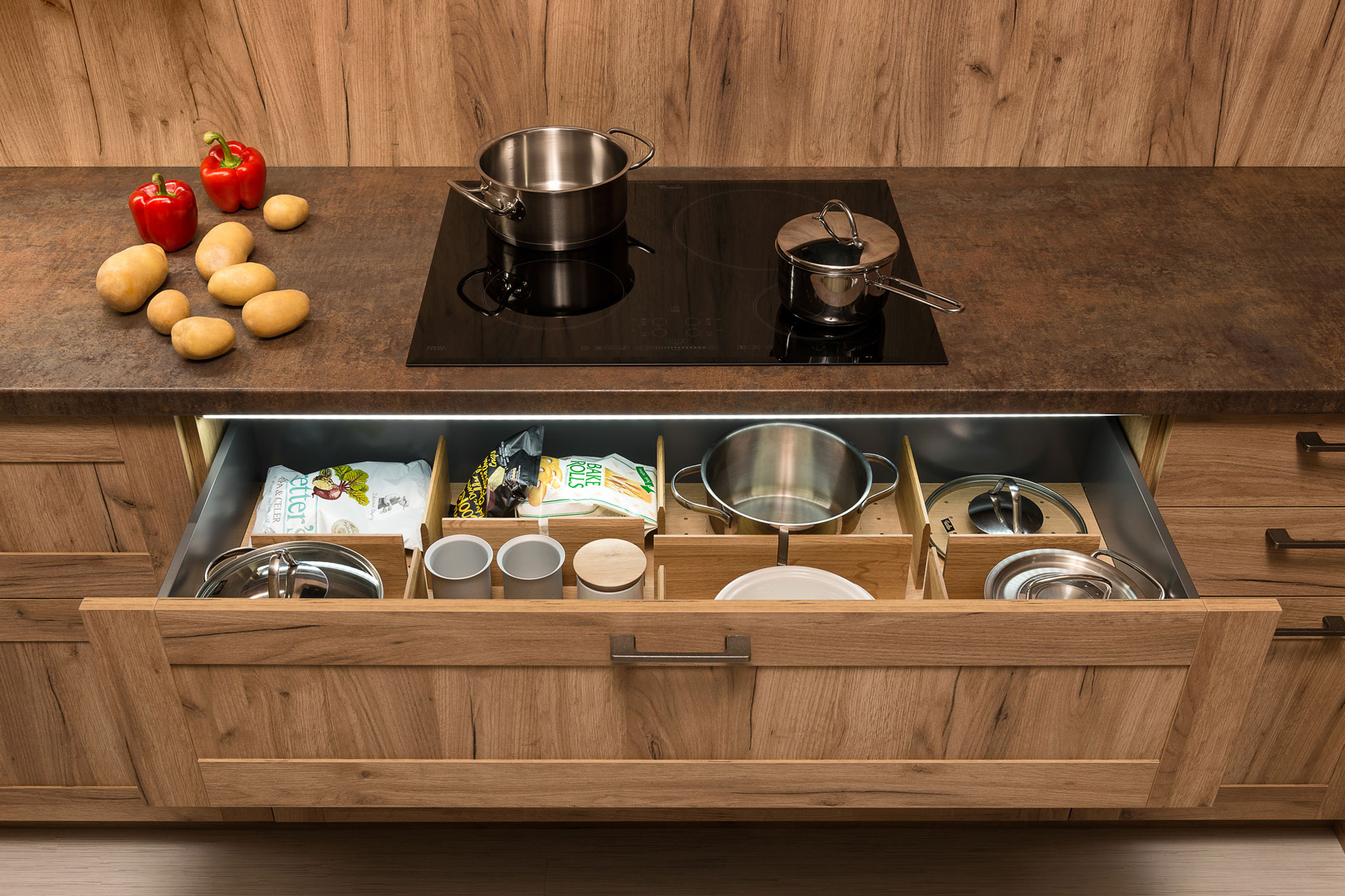 drevena-rustikalna-kuchyna-na-mieru_sklenene-horne-skrinky_lavica-na-sedenie