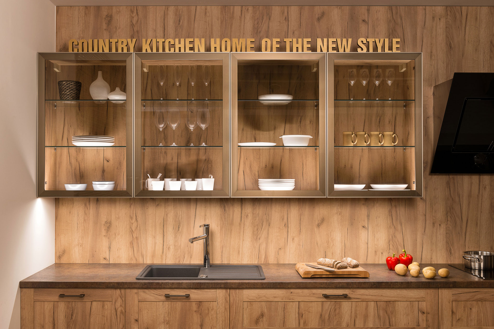 drevena-rustikalna-kuchyna-na-mieru_sklenene-horne-skrinky_lavica-na-sedenie