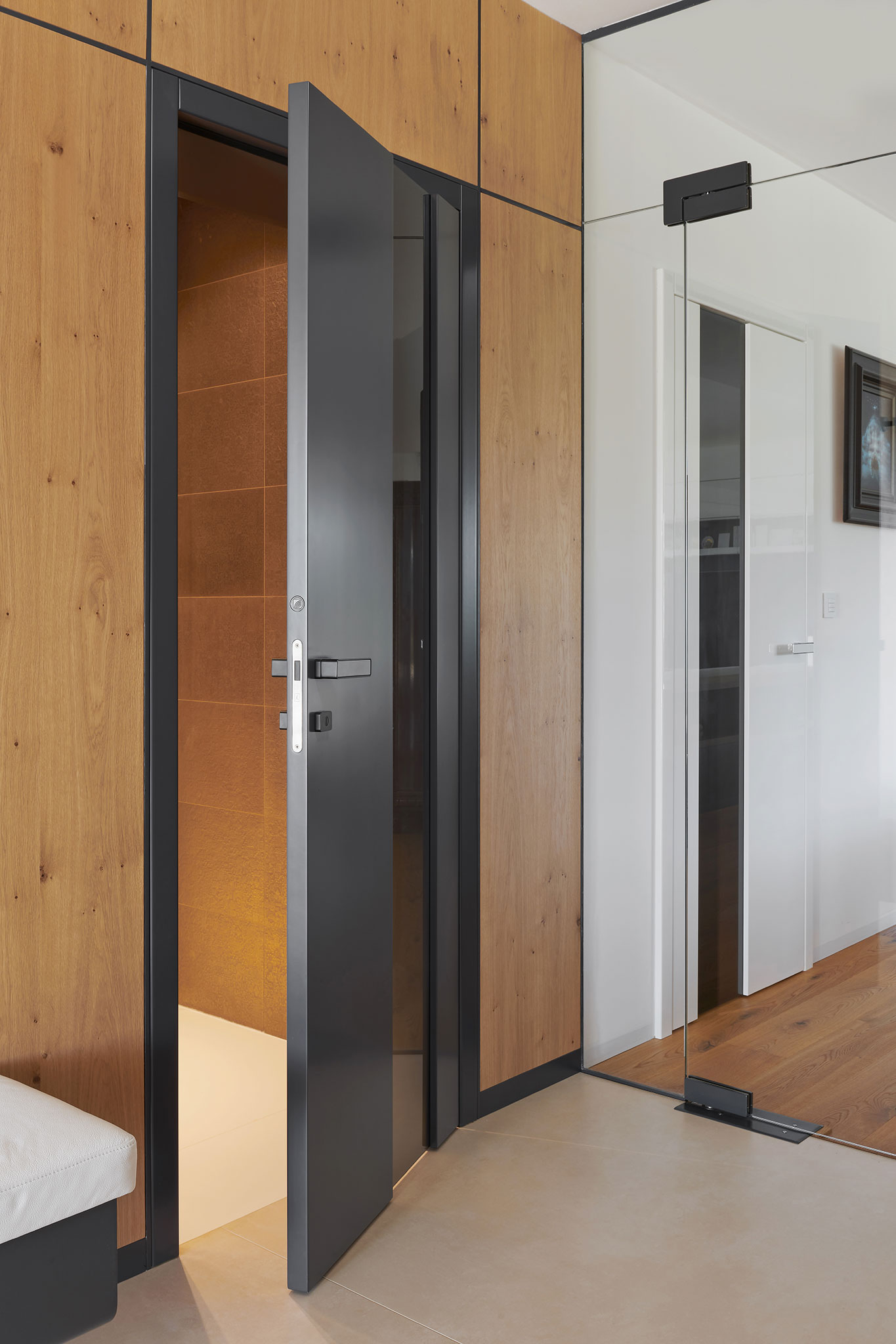 interierove-dvere-na-mieru-so-stredovym-presklenim_antracitove-lakovane-dvere-so-sklom