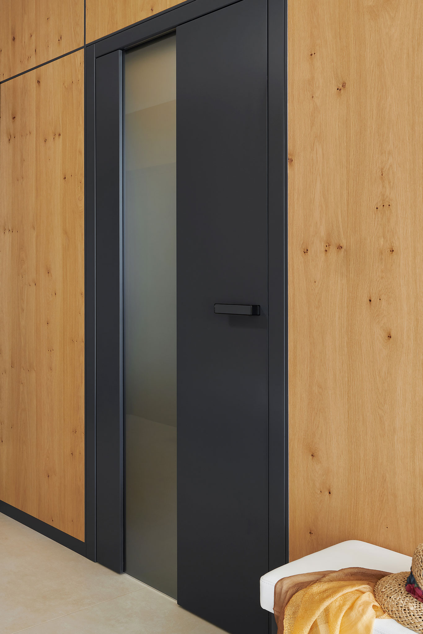 interierove-dvere-na-mieru-so-stredovym-presklenim_antracitove-lakovane-dvere-so-sklom