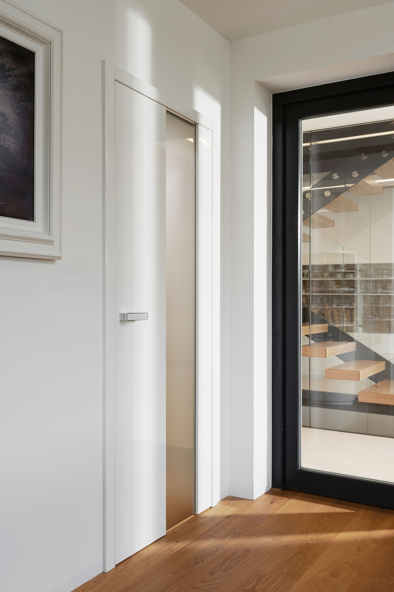 interierove-dvere-na-mieru-so-stredovym-presklenim_biele-lakovane-dvere-so-sklom