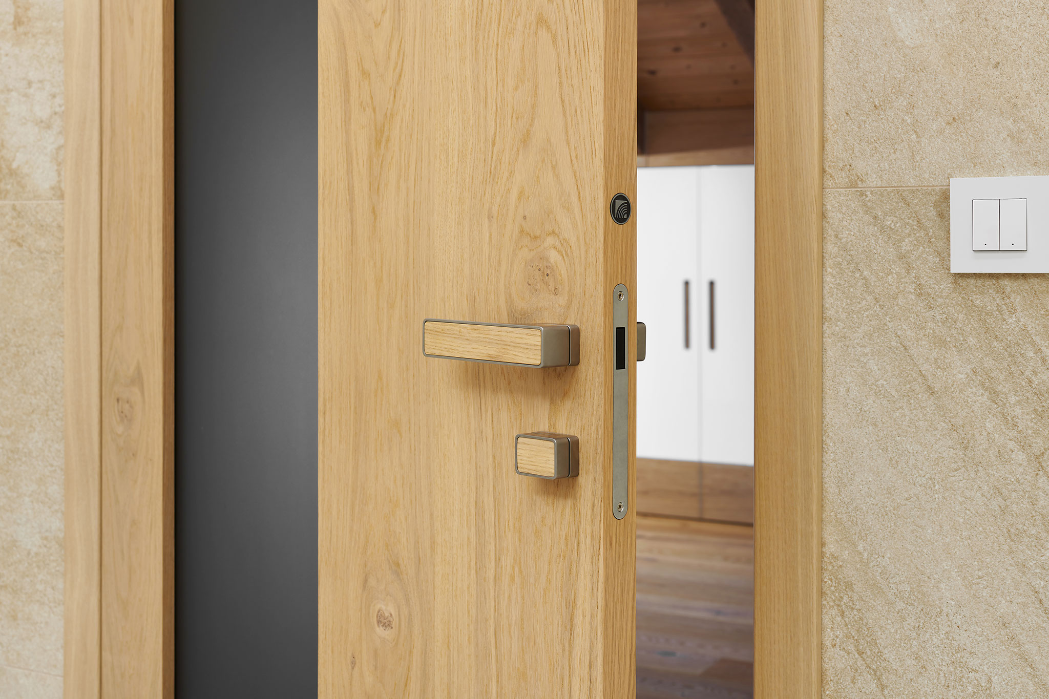 interierove-dvere-na-mieru-so-stredovym-presklenim_dubova-dyha