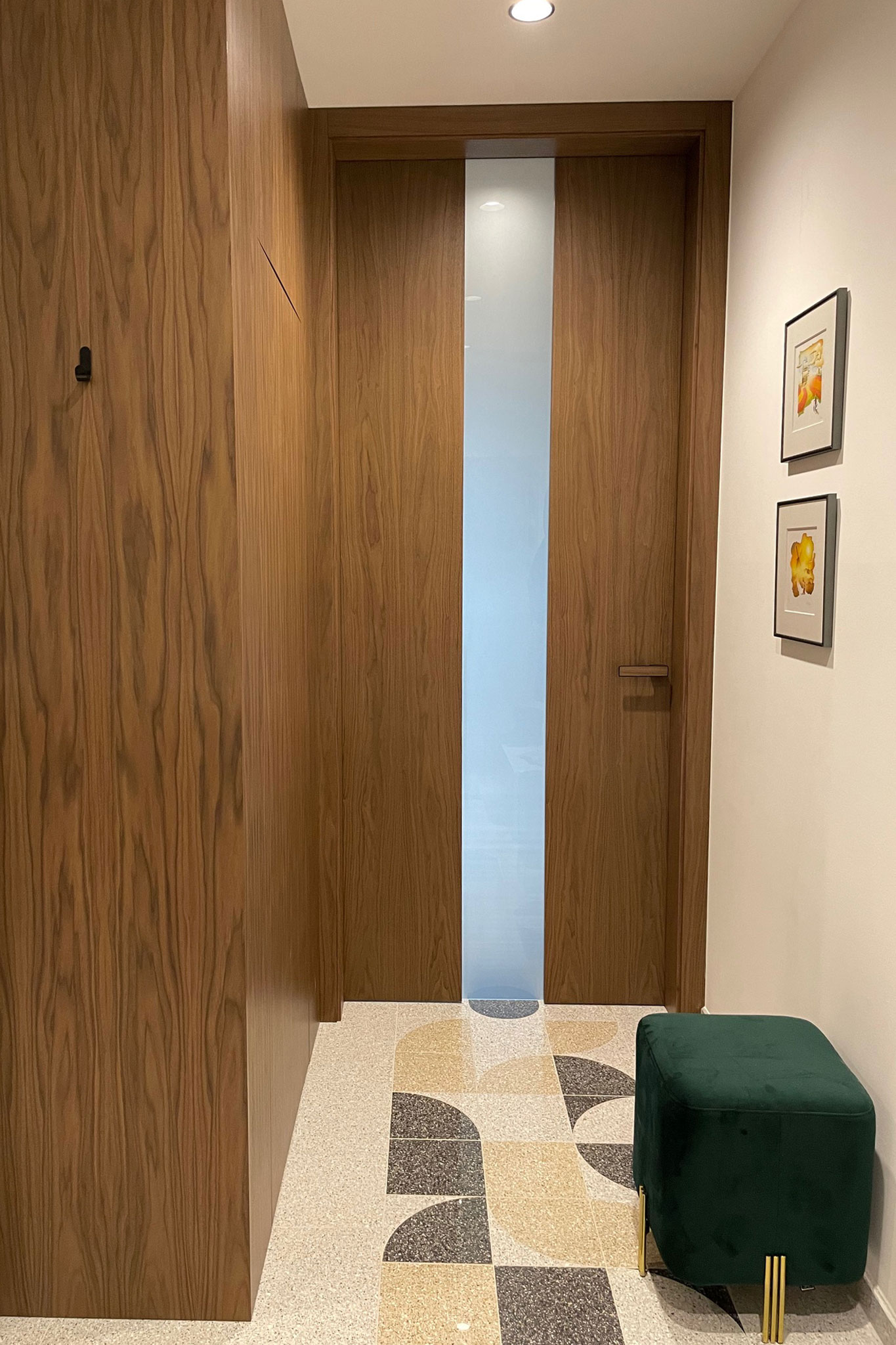 interierove-dvere-na-mieru-so-stredovym-presklenim_tmava-dyha-s-vertikalnym-cesanim