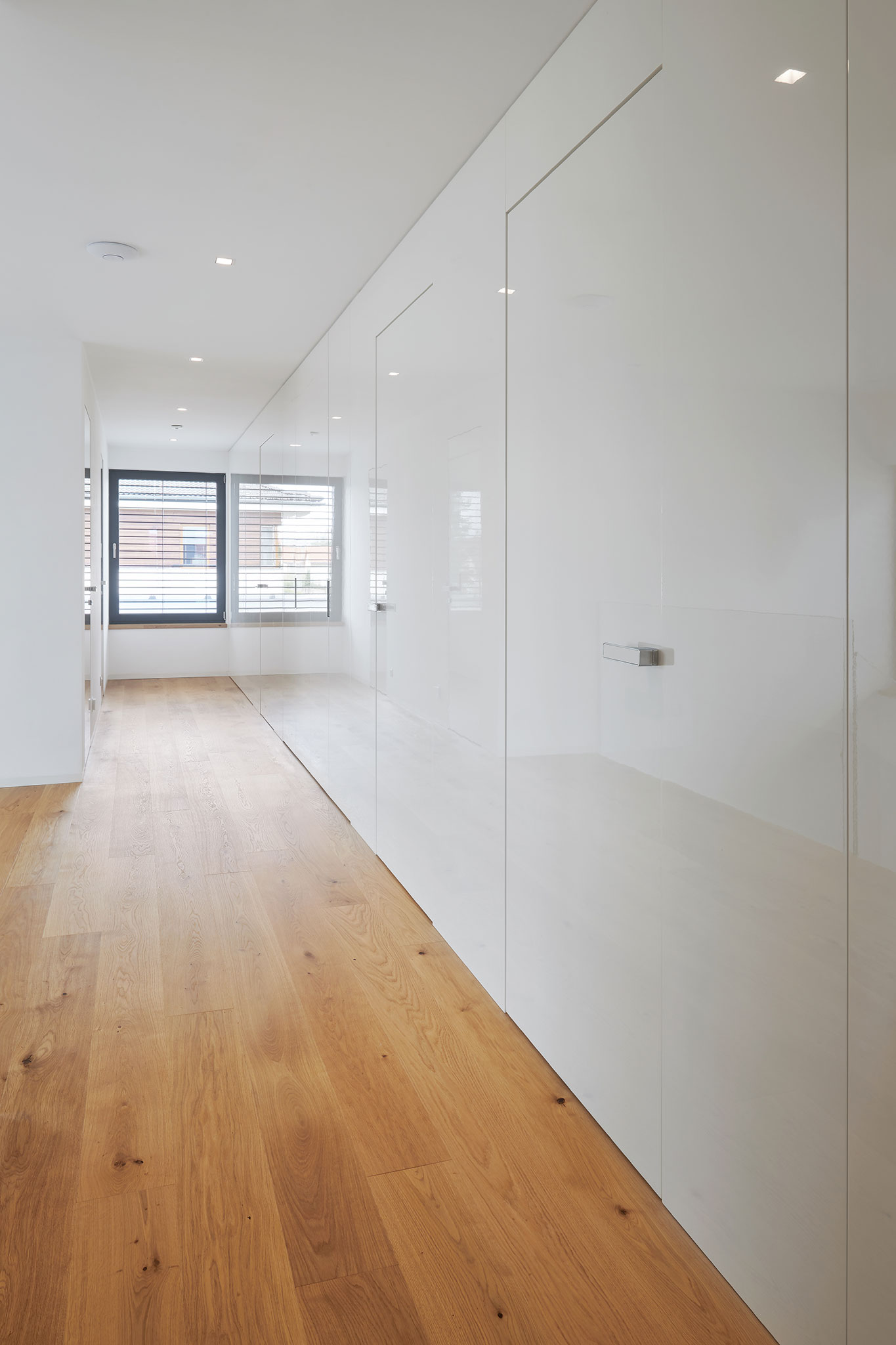 interierove-dvere-na-mieru-v-bielam-lakovanom-obklade-steny_biele-lakovane-dvere