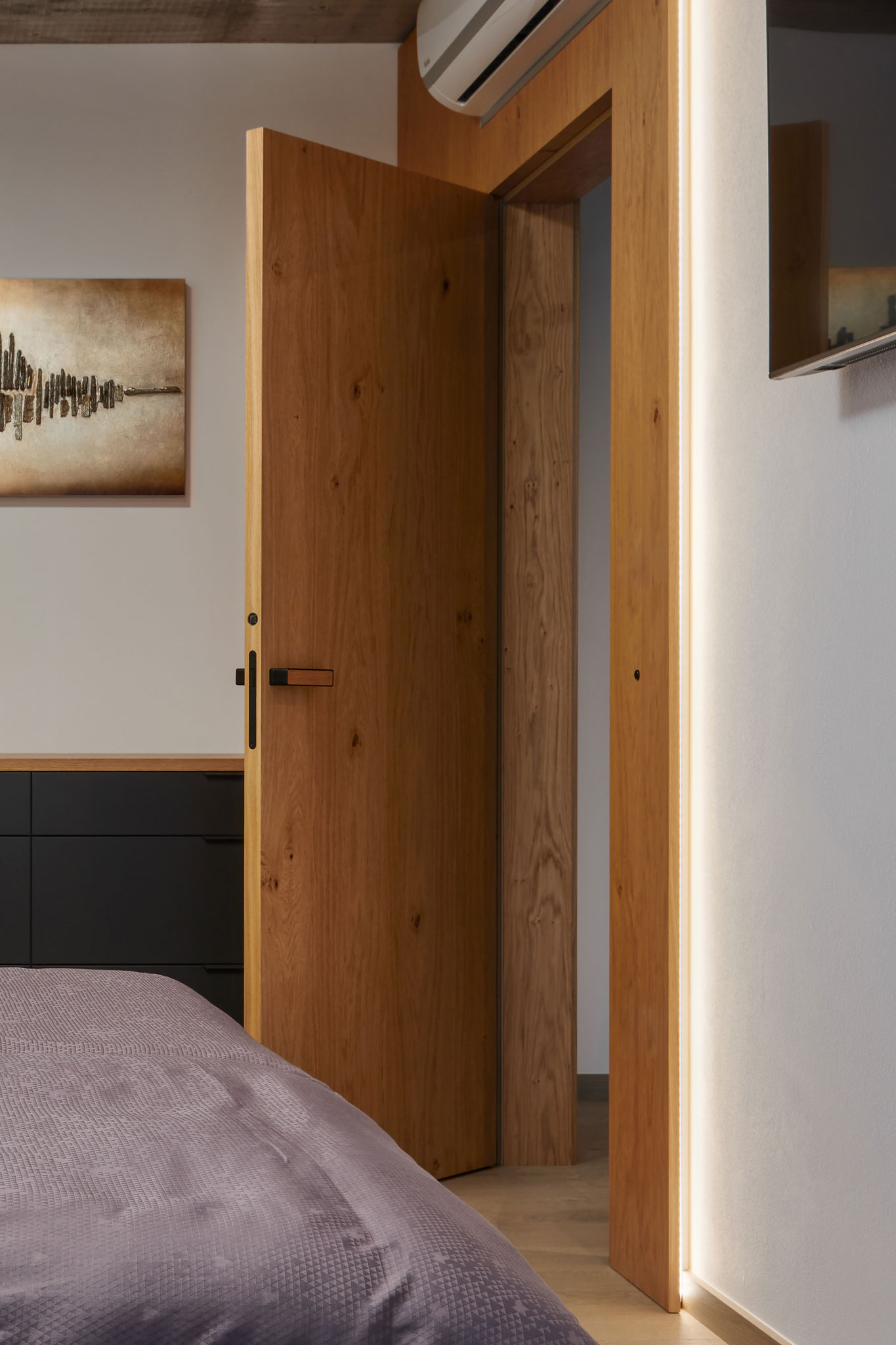 interierove-dvere-na-mieru-v-obklade_dubova-dyha-s-vertikalnym-cesanim_drevena-klucka