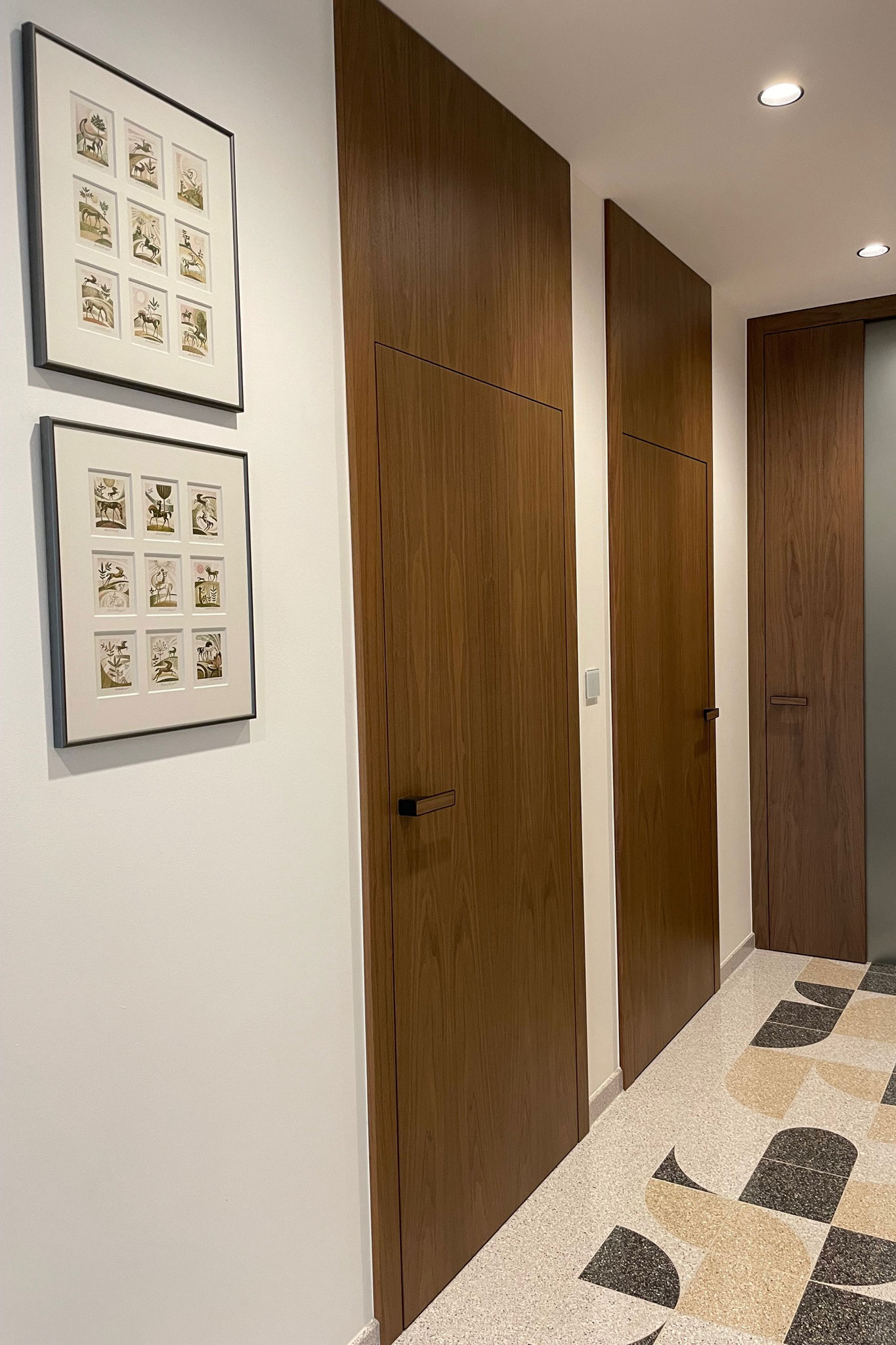 interierove-dvere-na-mieru-v-obklade_tmava-dyha-s-vertikalnym-cesanim_obklad-sten