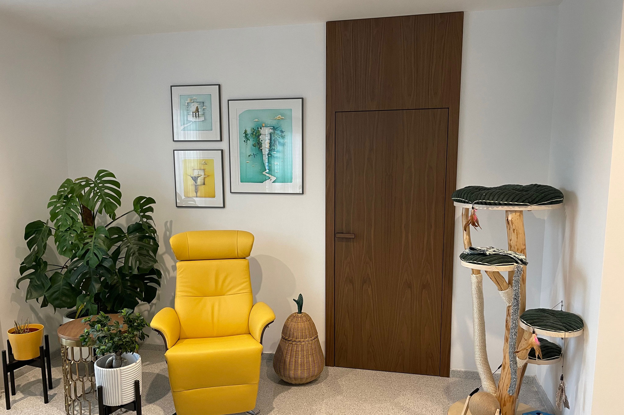 interierove-dvere-na-mieru-v-obklade_tmava-dyha-s-vertikalnym-cesanim_obklad-steny