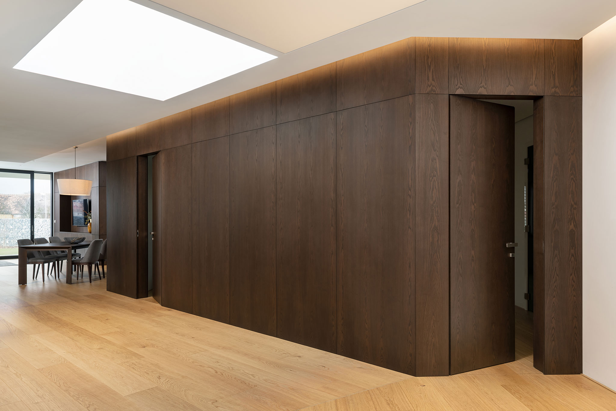 interierove-dvere-na-mieru-v-obklade_tmava-dyha_velky-obklad-steny