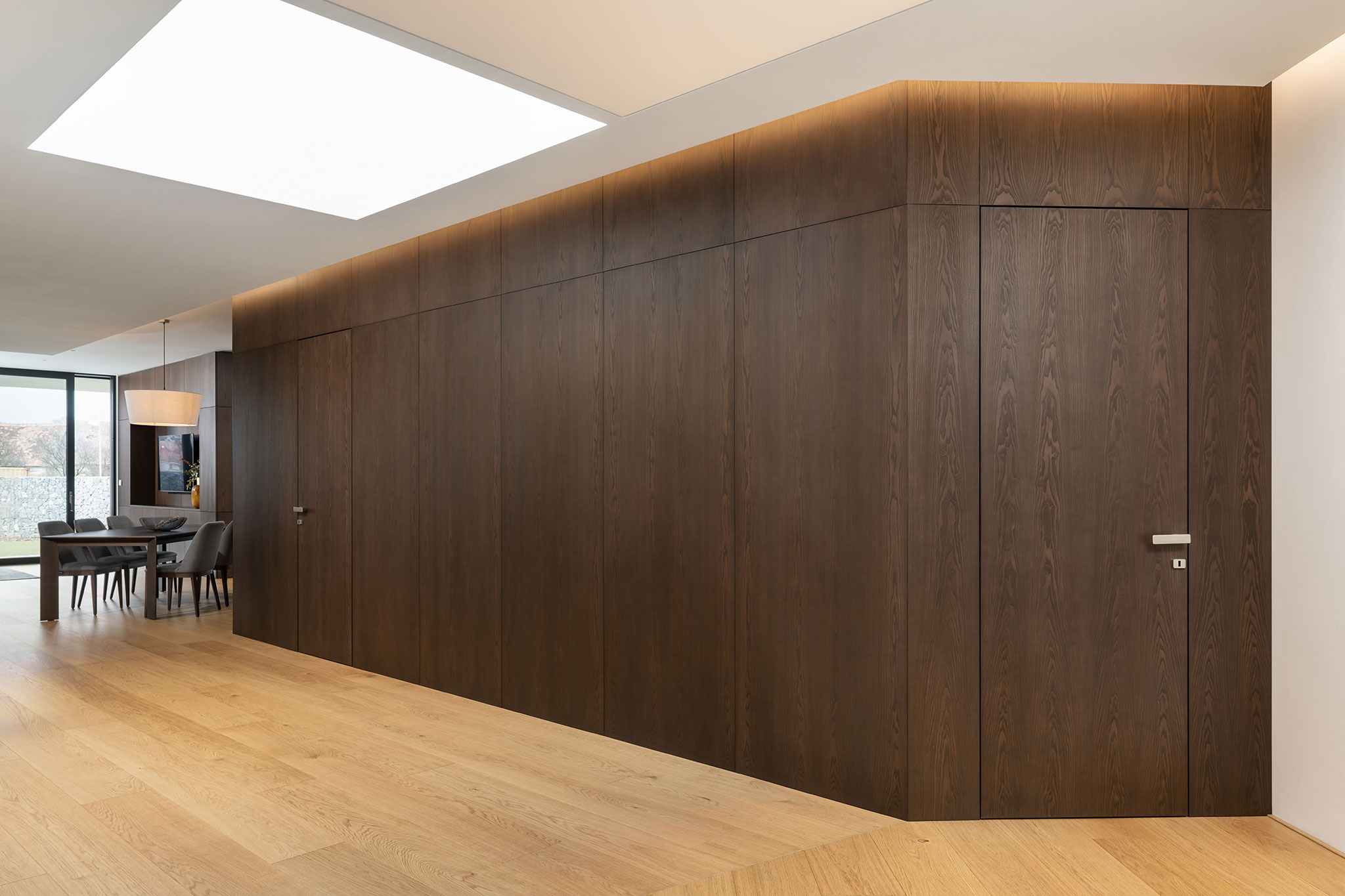 interierove-dvere-na-mieru-v-obklade_tmava-dyha_velky-obklad-steny