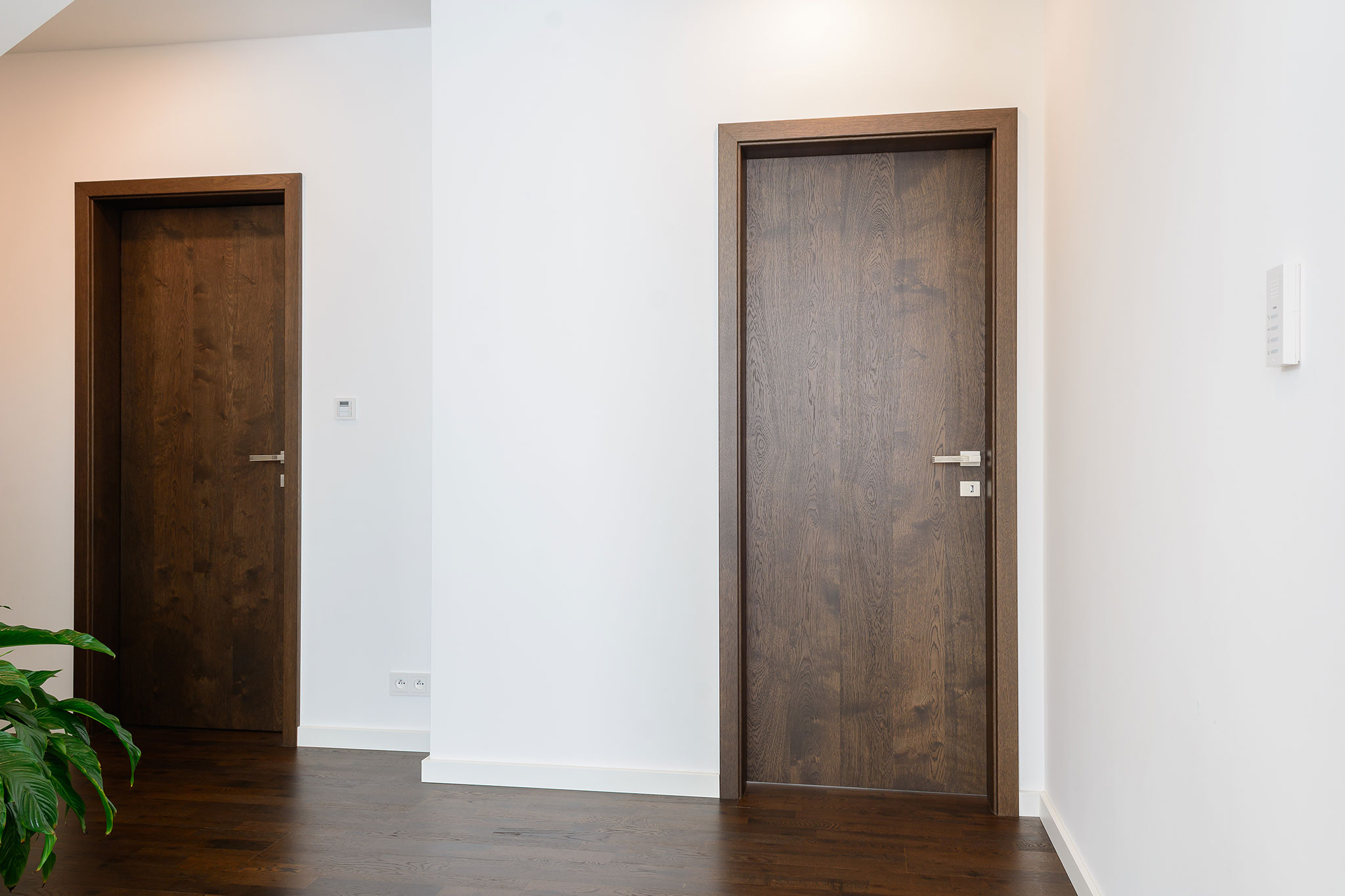interierove-dvere-na-mieru_tmava-dubova-dyha_reverzne-otvaranie-dveri
