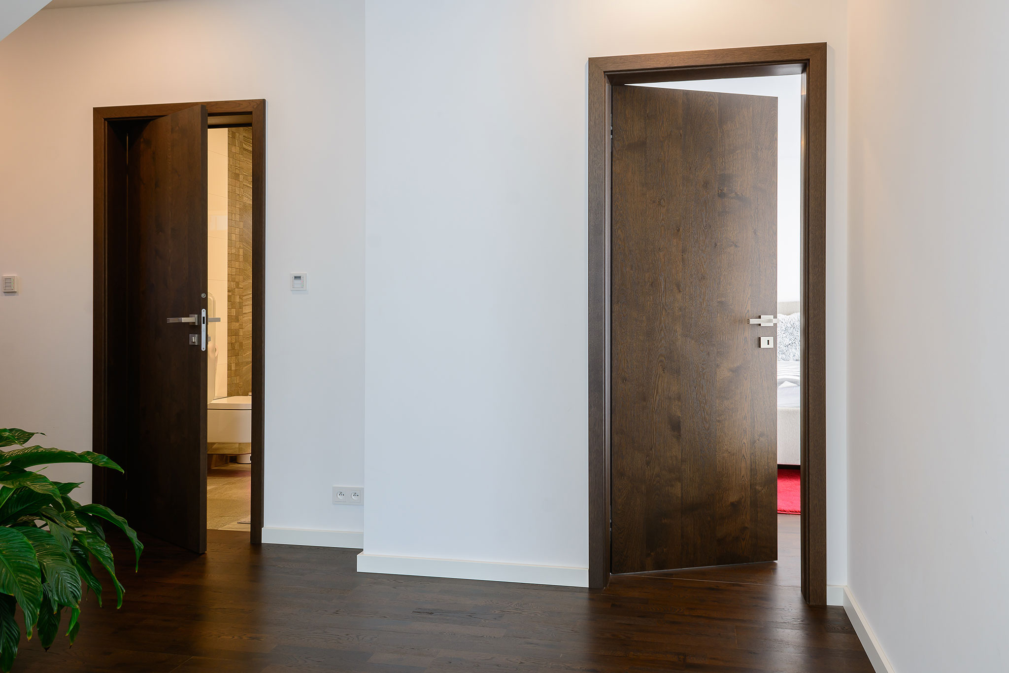 interierove-dvere-na-mieru_tmava-dubova-dyha_reverzne-otvaranie-dveri