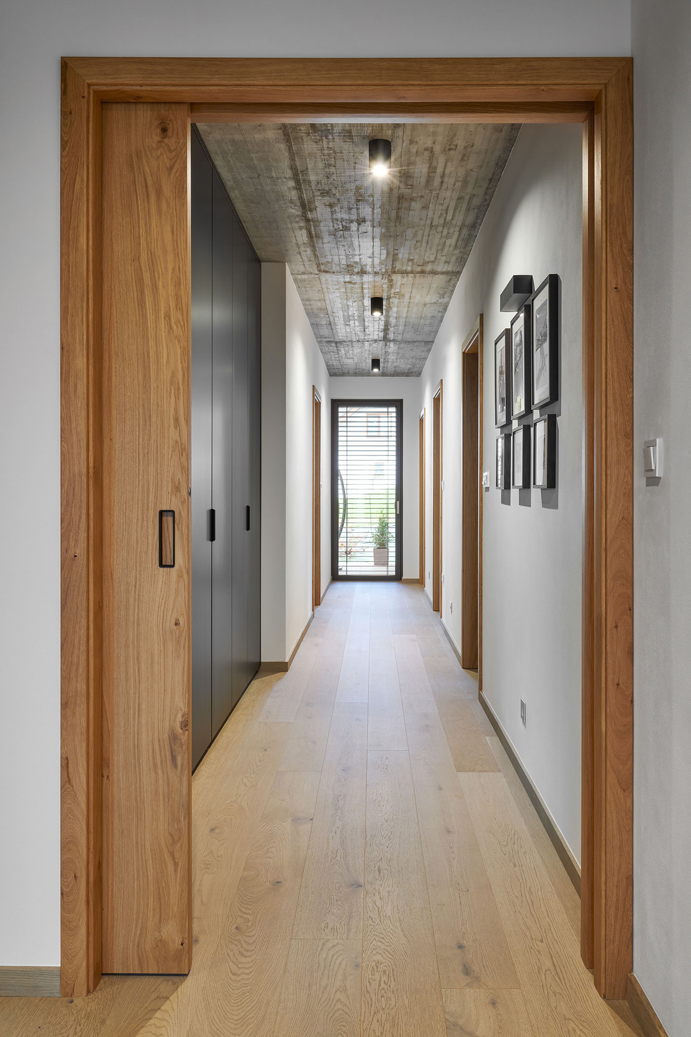 interierove-dvere-na-mieru_zasuvacie-dvere-do-puzdra_dubova-dyha-s-vertikalnym-cesanim