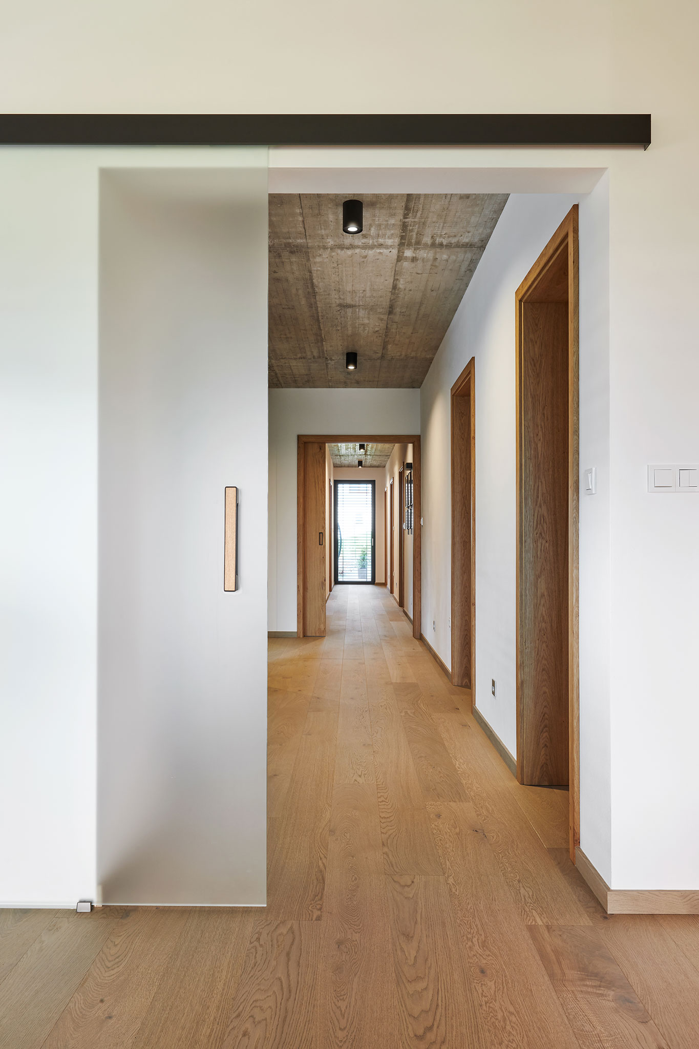 interierove-dvere-na-mieru_zasuvacie-sklenene-dvere-po-liste_miecne-sklo