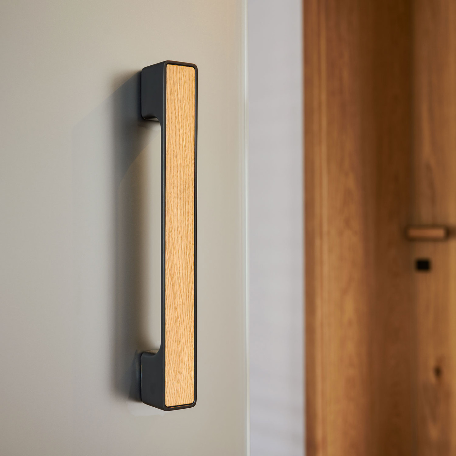 interierove-dvere-na-mieru_zasuvacie-sklenene-dvere-po-liste_miecne-sklo