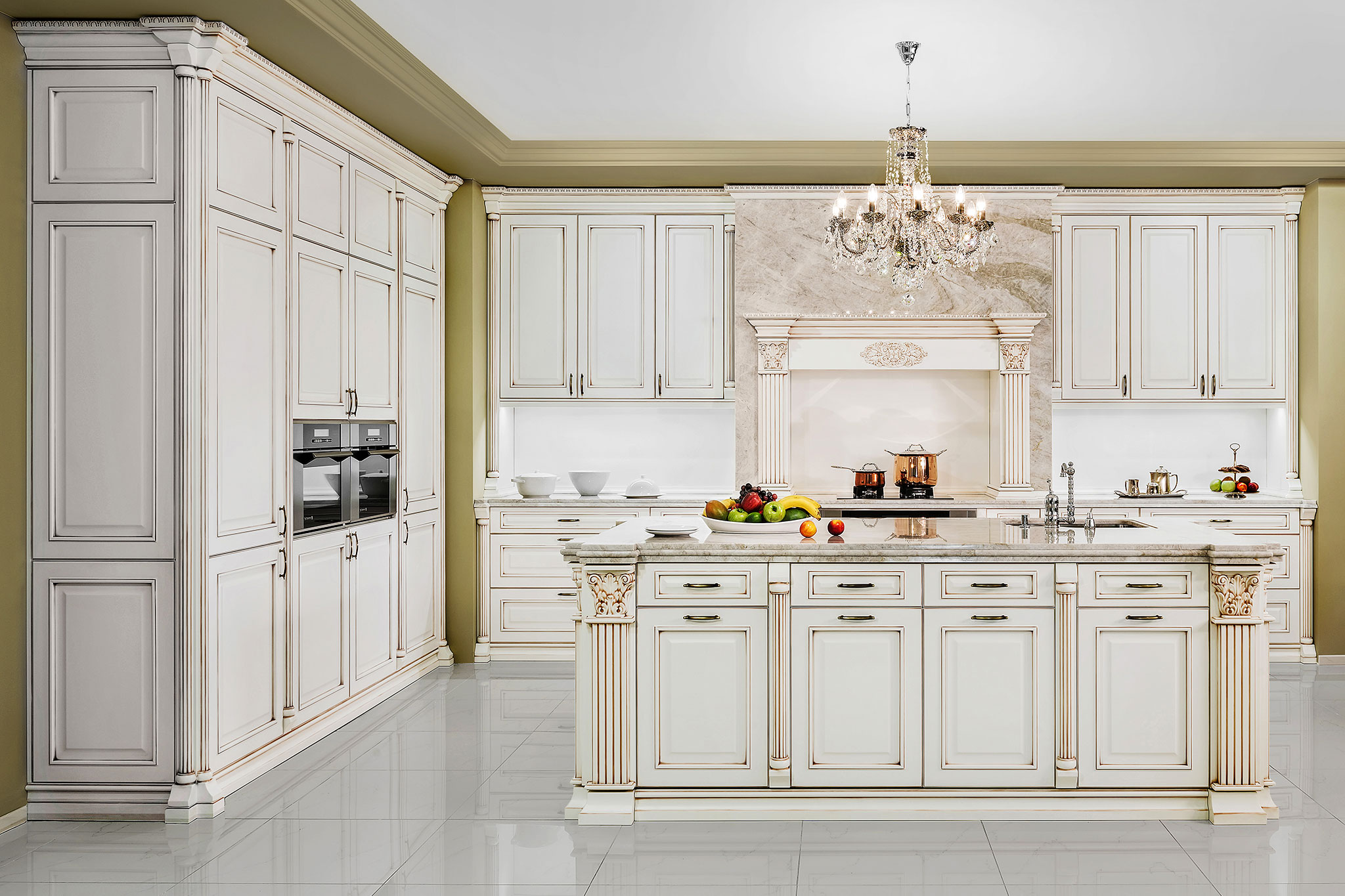 luxusna-rustikalna-kuchyna-na-mieru_ozdobne-stlpiky_velky-ostrov_kamenna-doska