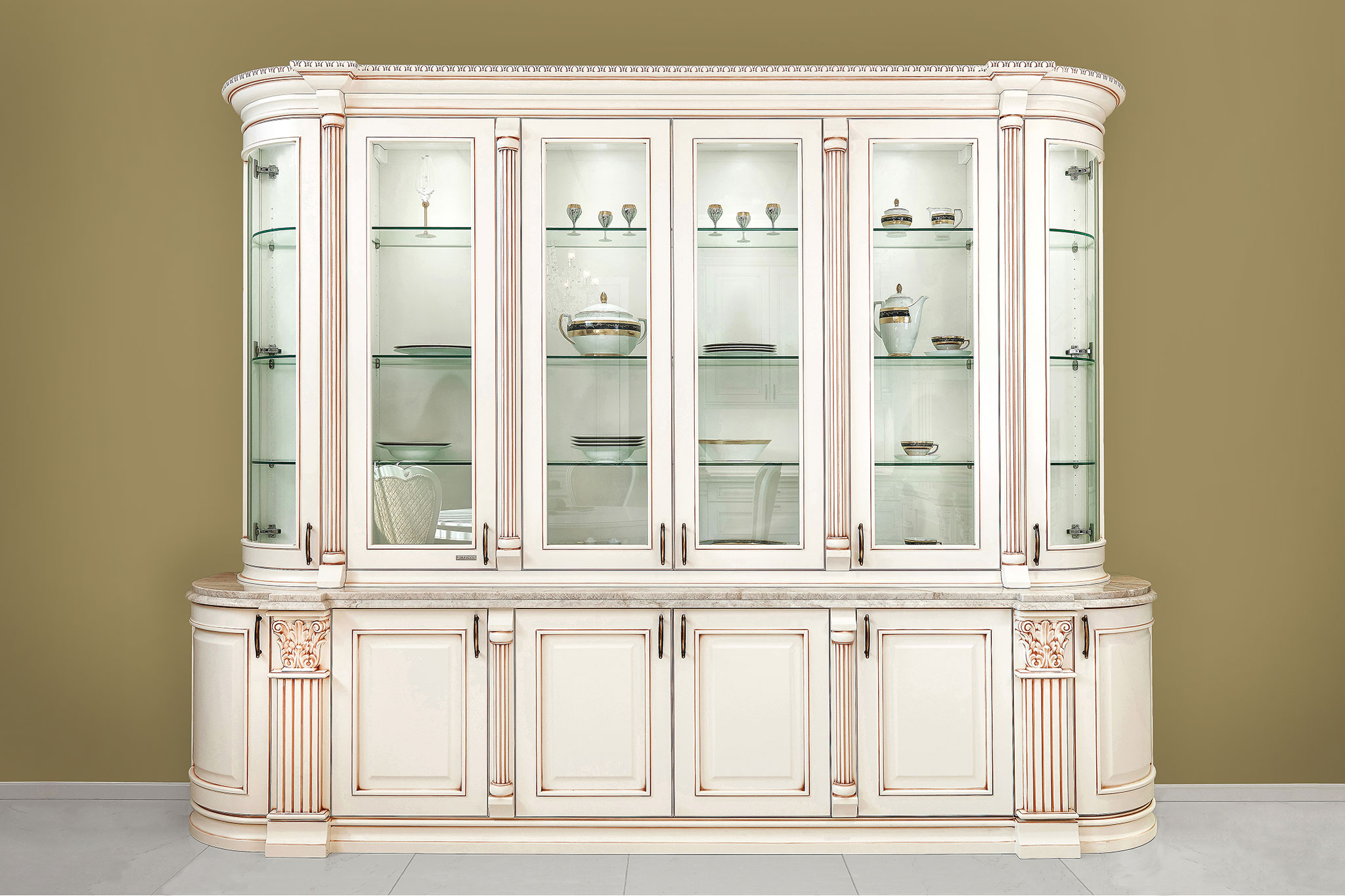 luxusna-rustikalna-kuchyna-na-mieru_ozdobne-stlpiky_velky-pribornik_kamenna-doska