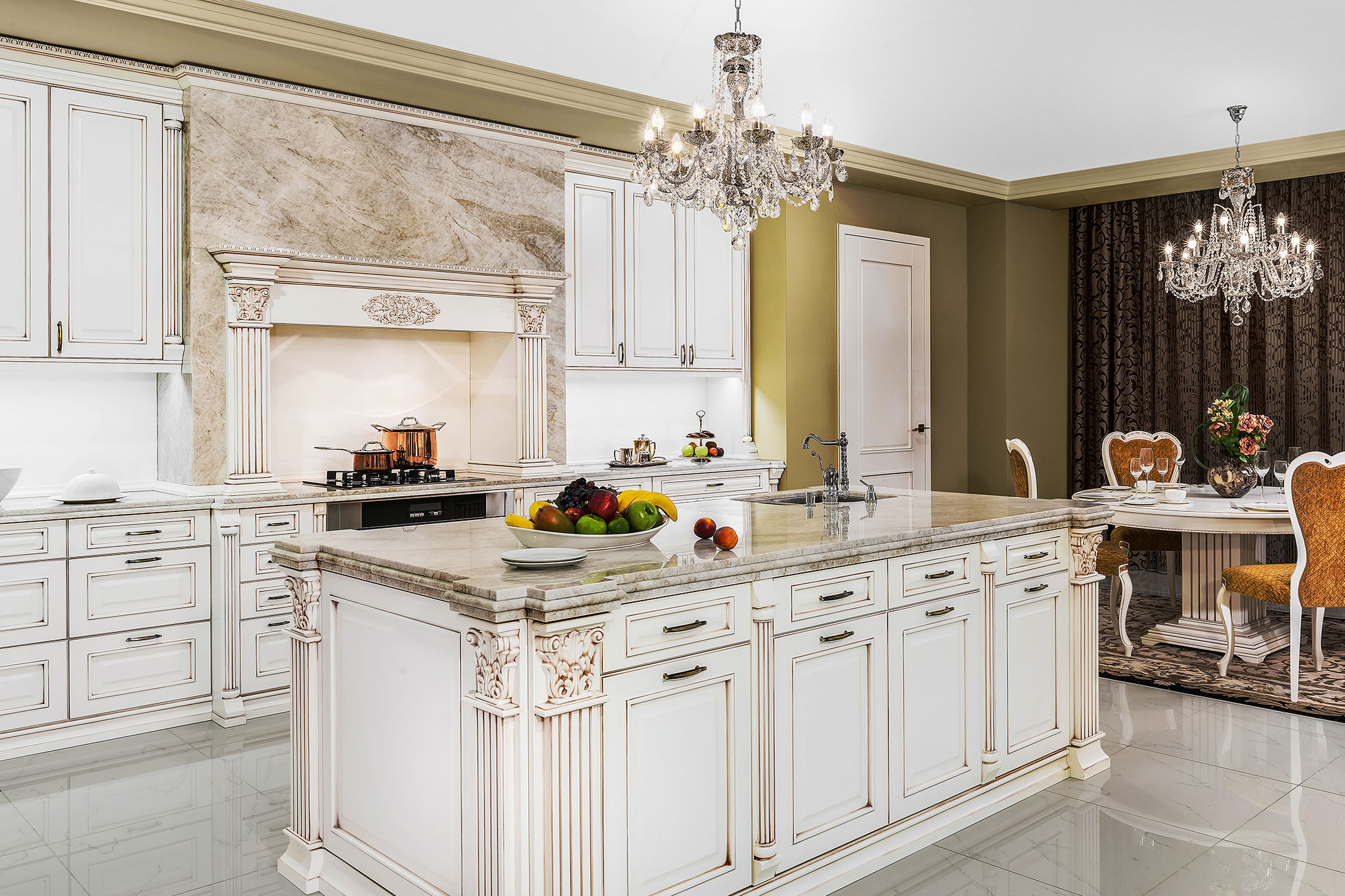 luxusna-rustikalna-kuchyna-na-mieru_ozdobne-stlpiky_velky-pribornik_kamenna-doska