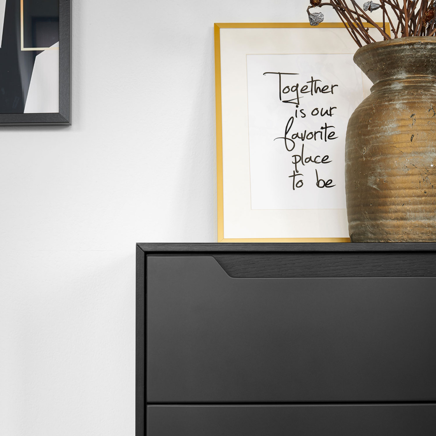 obyvacka-na-mieru_antracitovy-lak_kamenna-zastena_minimalisticka-cierna-obyvacka