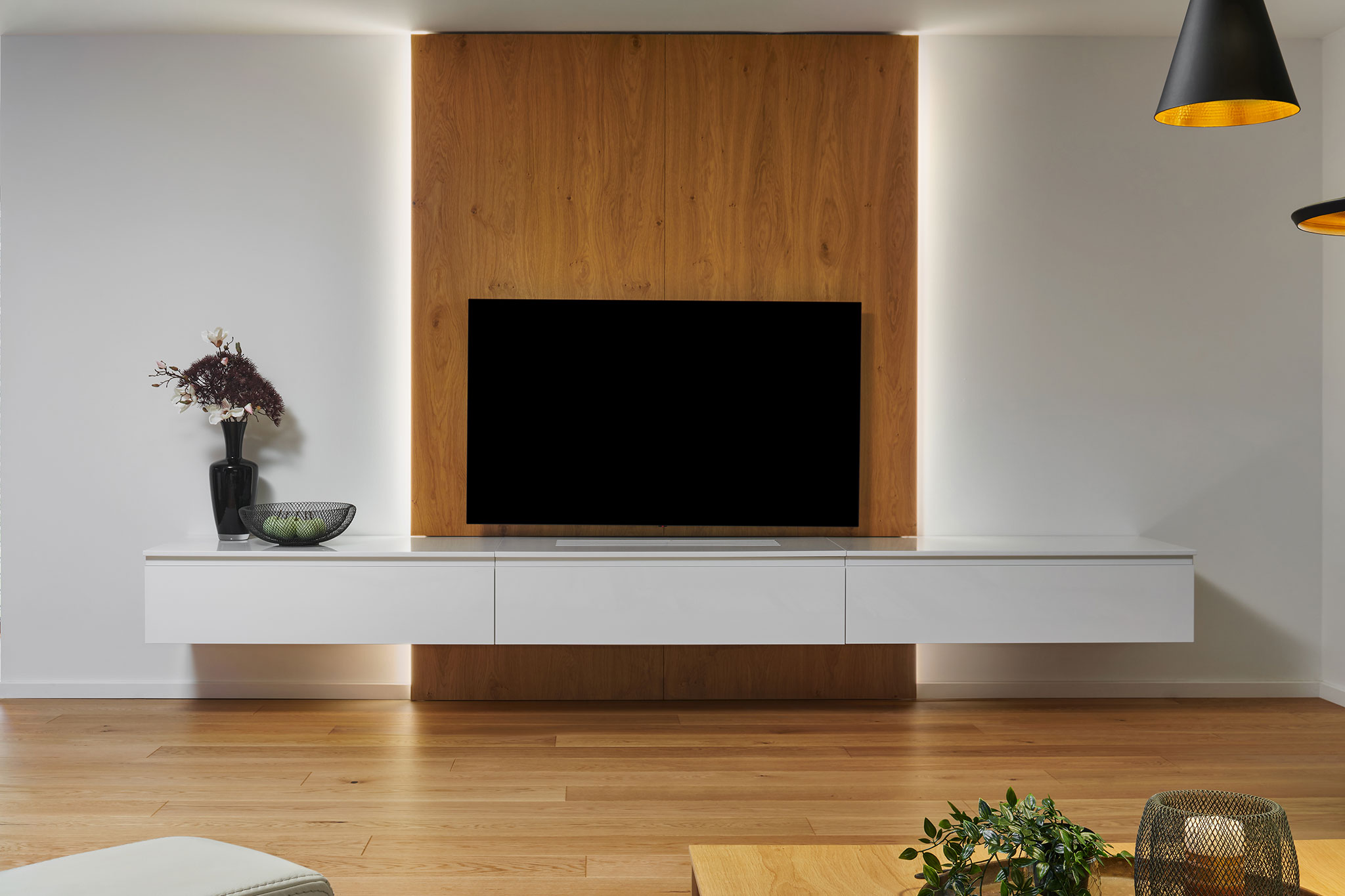 obyvacka-na-mieru_biela-lakovana-moderna-obyvacka_dubove-drevo_led-pasy