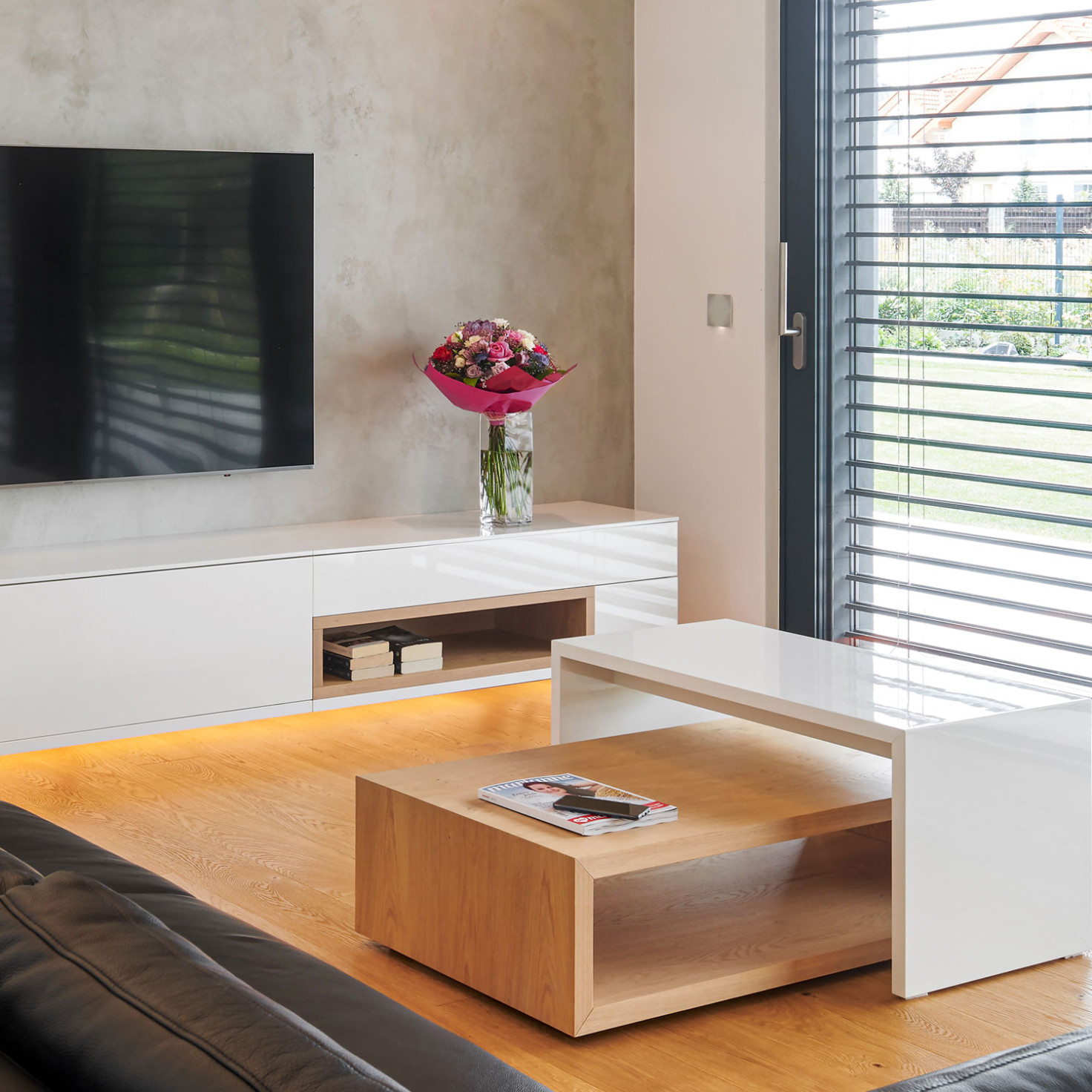 obyvacka-na-mieru_kombinacia-biely-lak-a-svetle-drevo_moderna-obyvacka