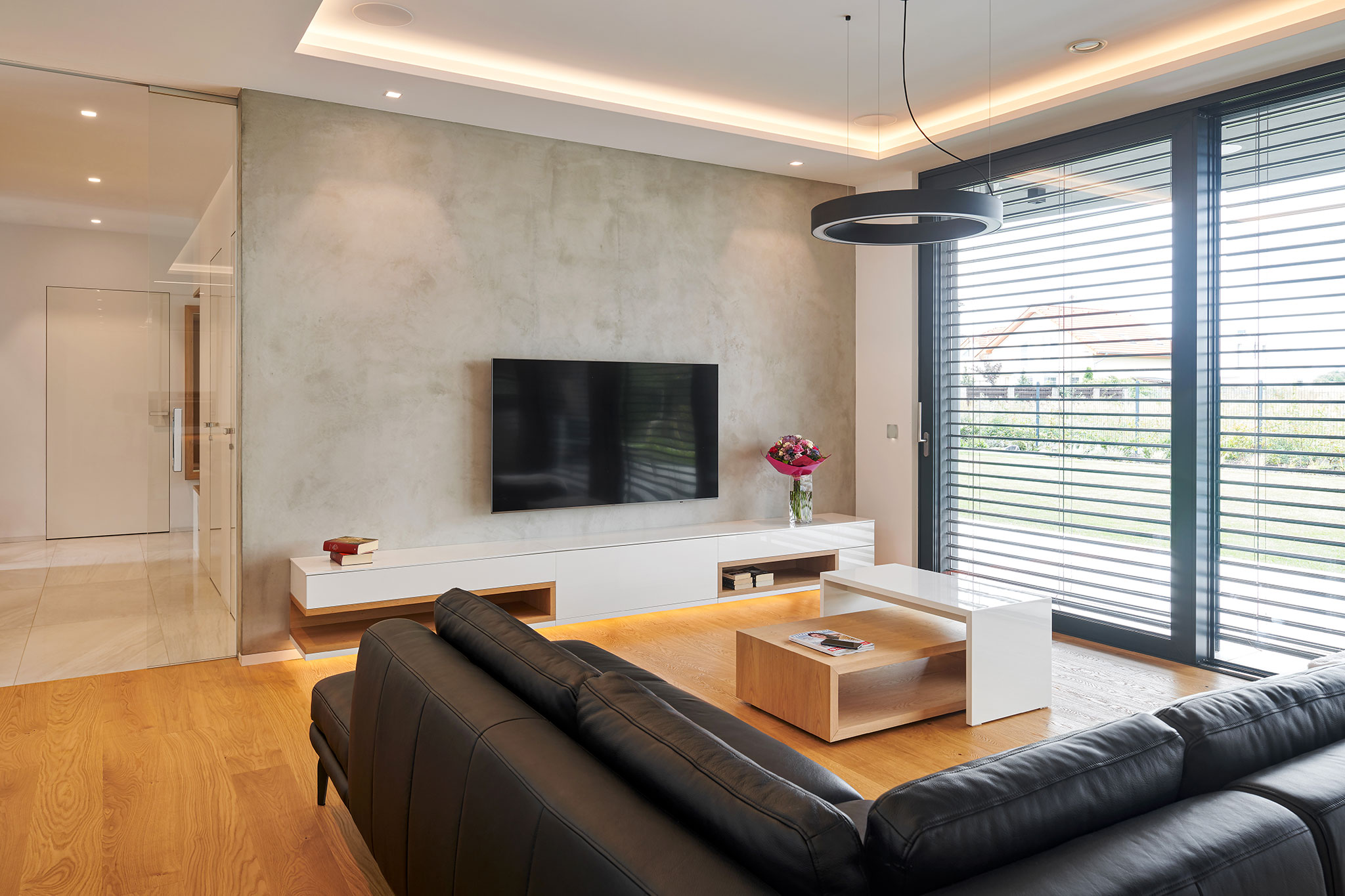 obyvacka-na-mieru_kombinacia-biely-lak-a-svetle-drevo_moderna-obyvacka