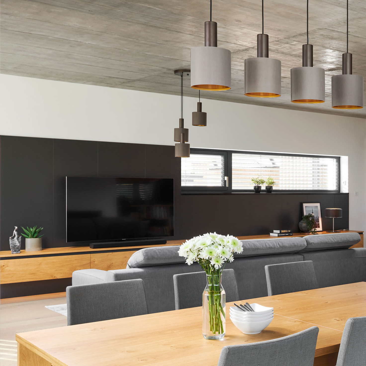 obyvacka-na-mieru_kombinacia-sedej-farby-adreva_seda-sedacka_drevo-dub_antracitovy-lak