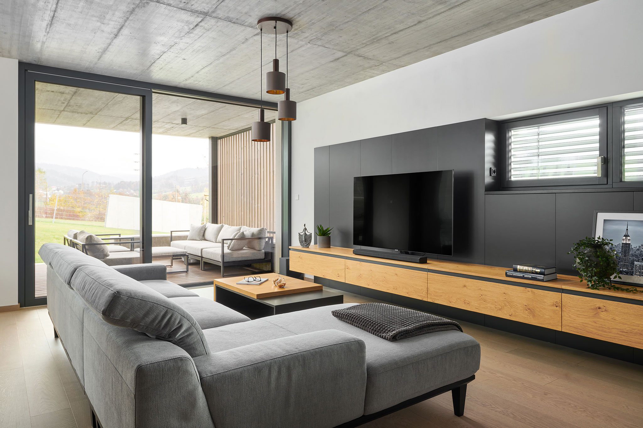 obyvacka-na-mieru_kombinacia-sedej-farby-adreva_seda-sedacka_drevo-dub_antracitovy-lak