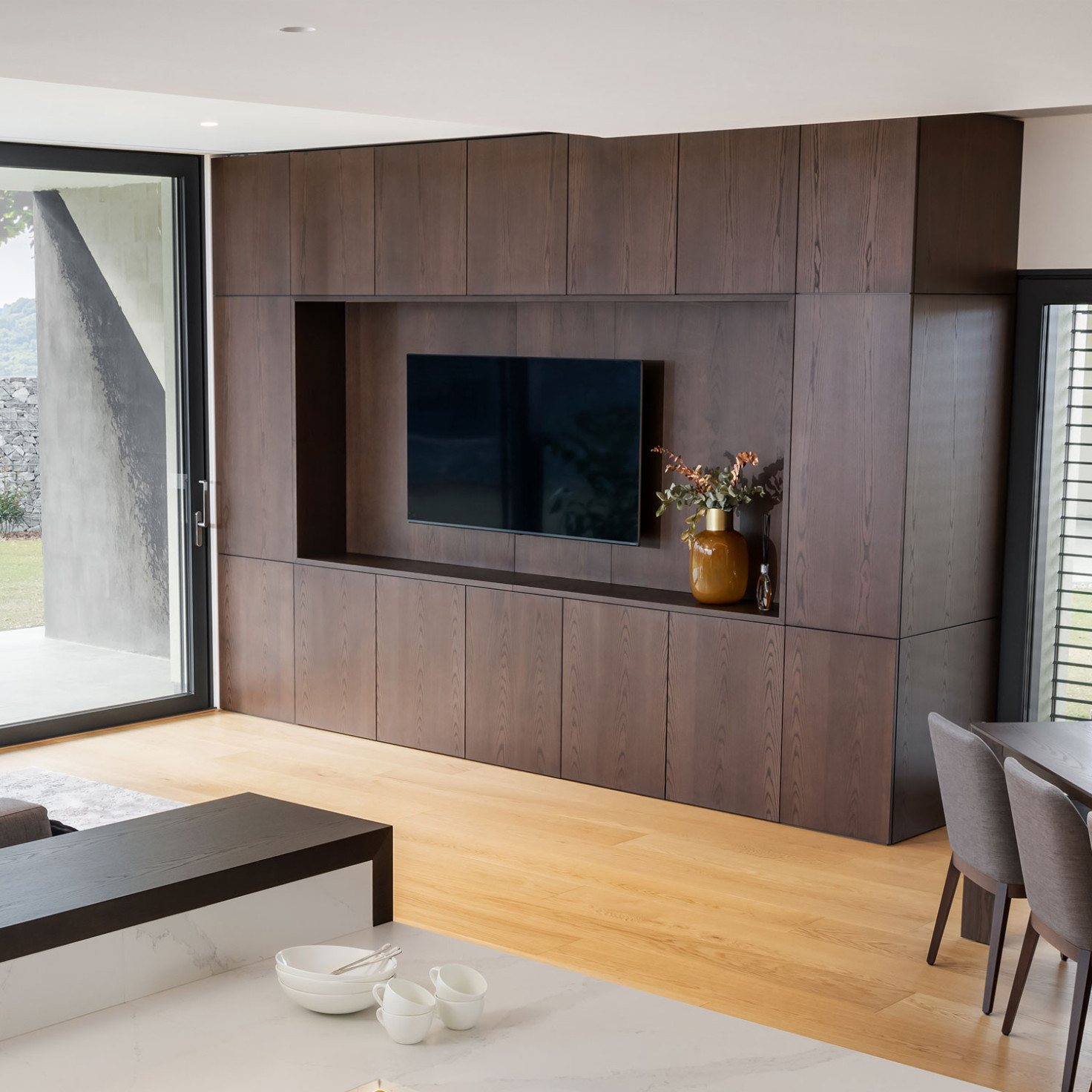 obyvacka-na-mieru_minimalisticka-obyvacka_tmava-dyha_hnede-drevo-s-vyraznym-cesanim