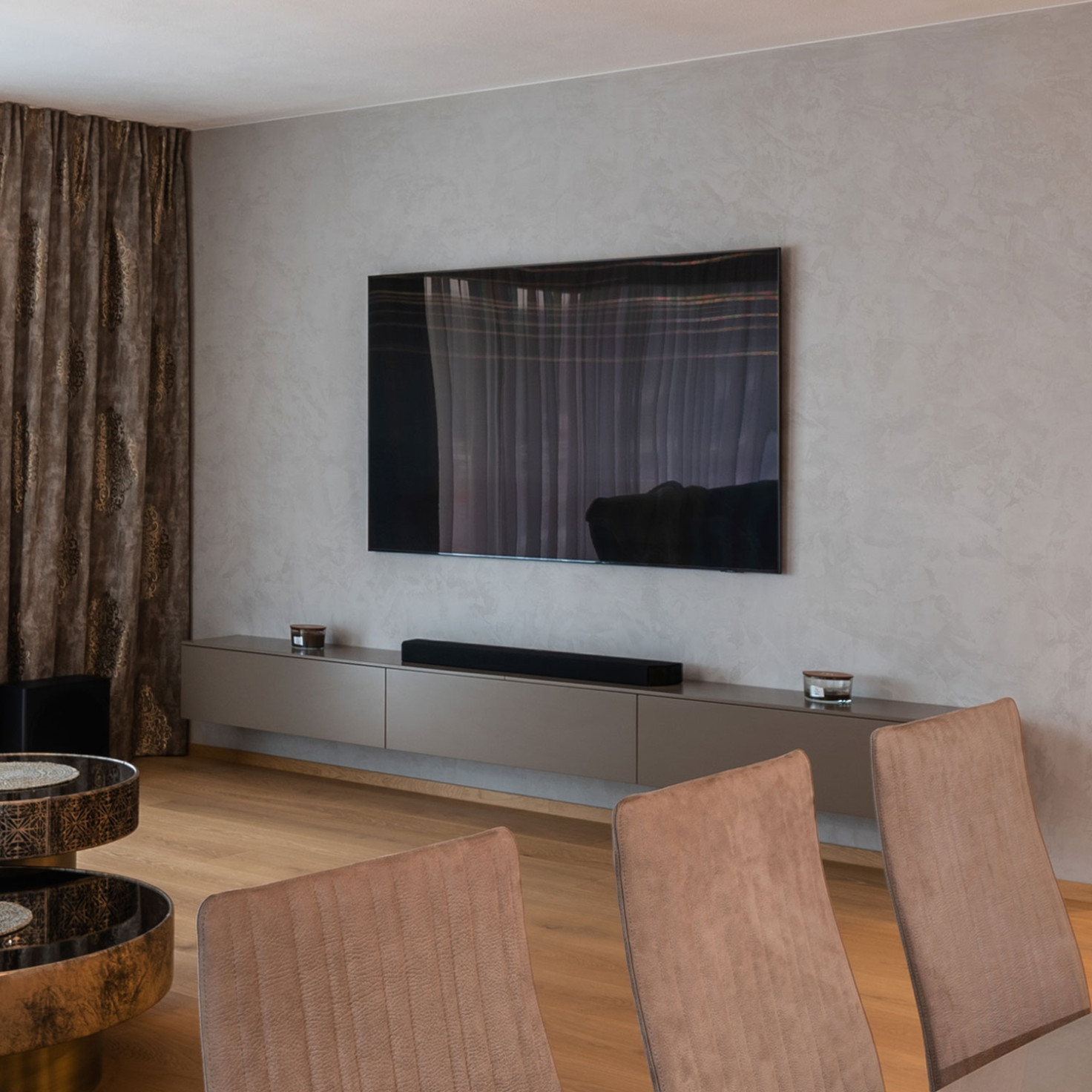 obyvacka-na-mieru_minimalisticky-soliter-lak-mocca