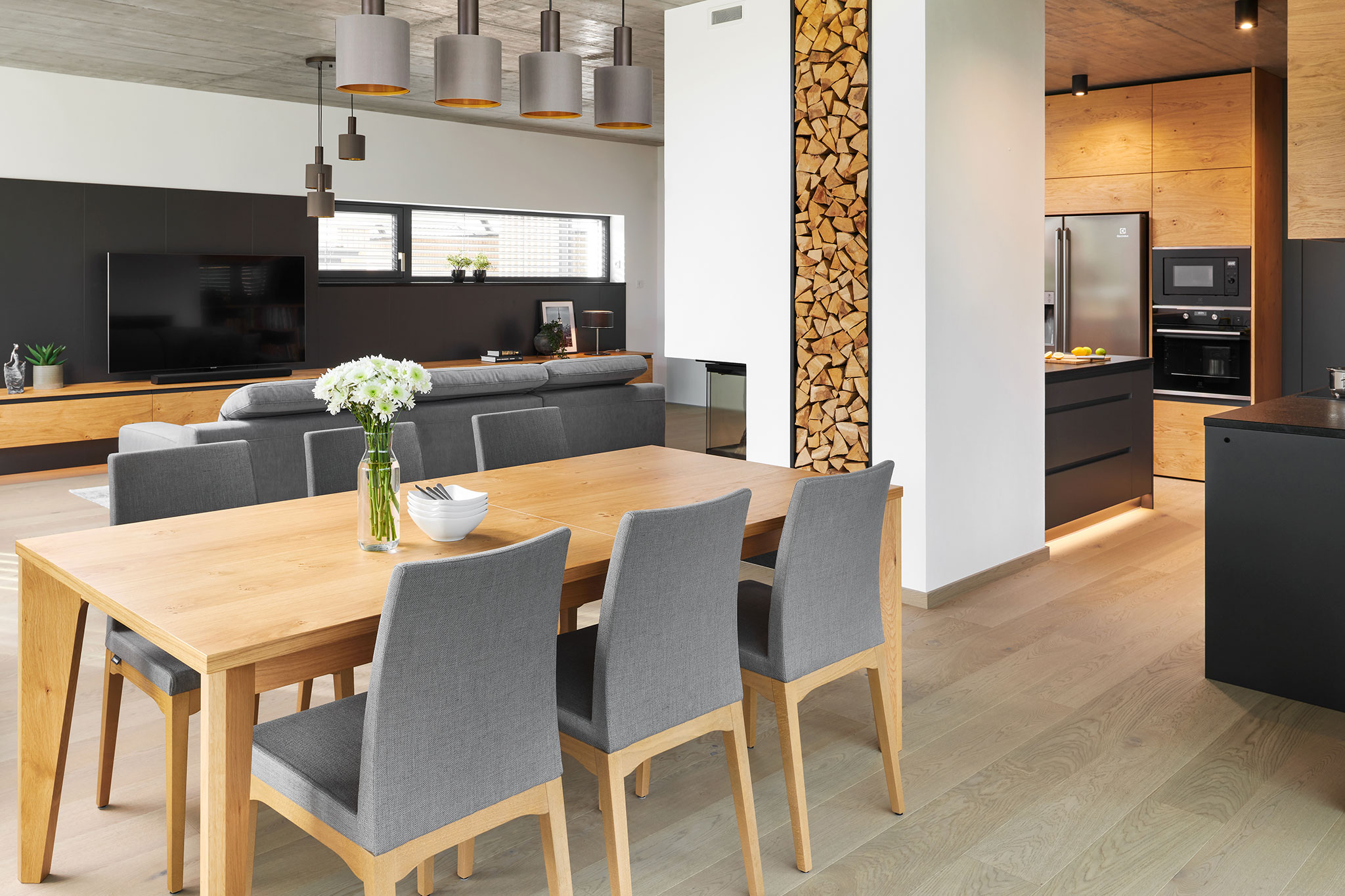 realizacia_moderna-kuchyna-na-mieru_antracitova-kuchyna_dub-prirodny_jedalensky stol_sede stolicky