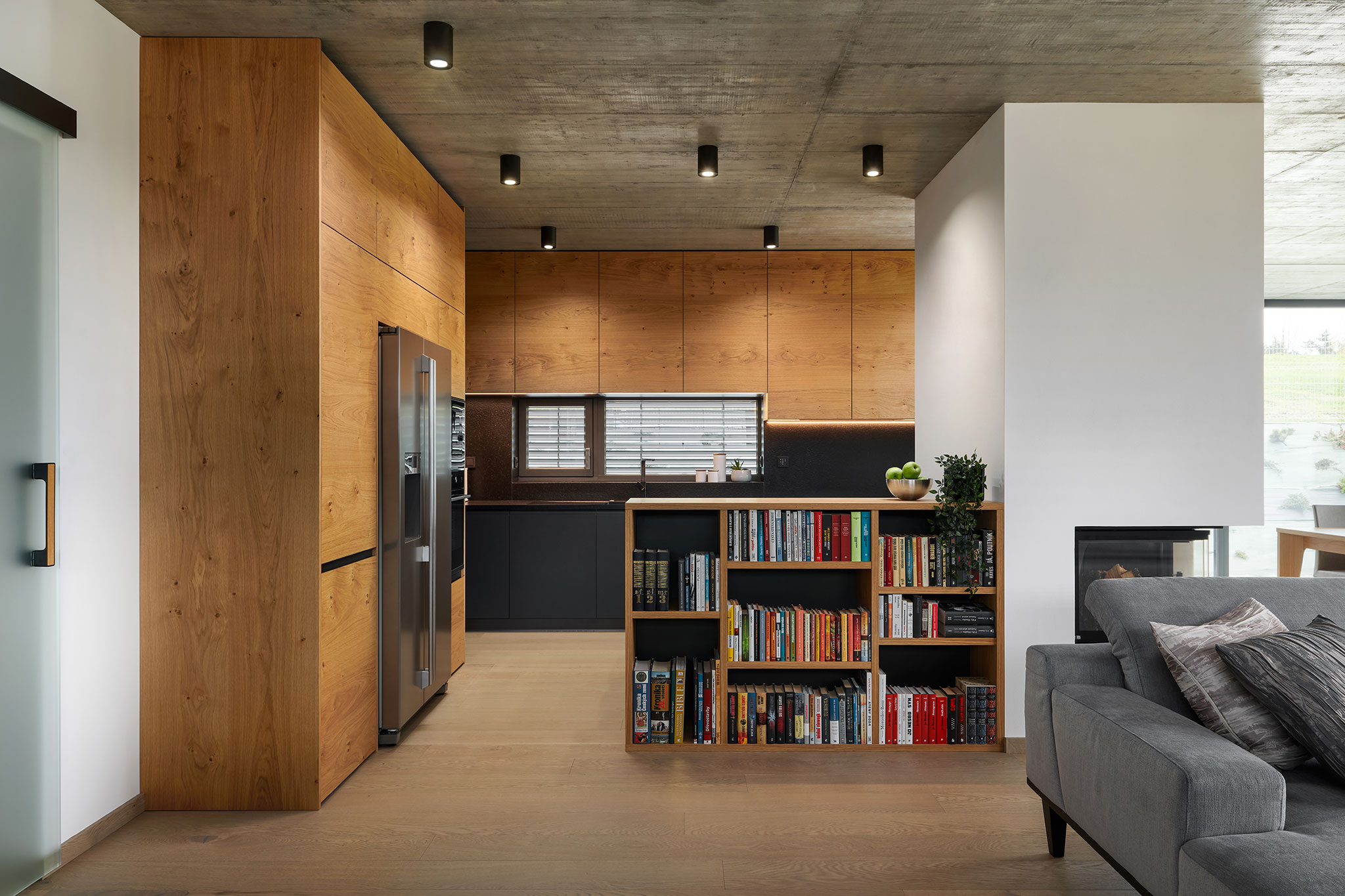 realizacia_moderna-kuchyna-na-mieru_antracitova-kuchyna_dub-prirodny