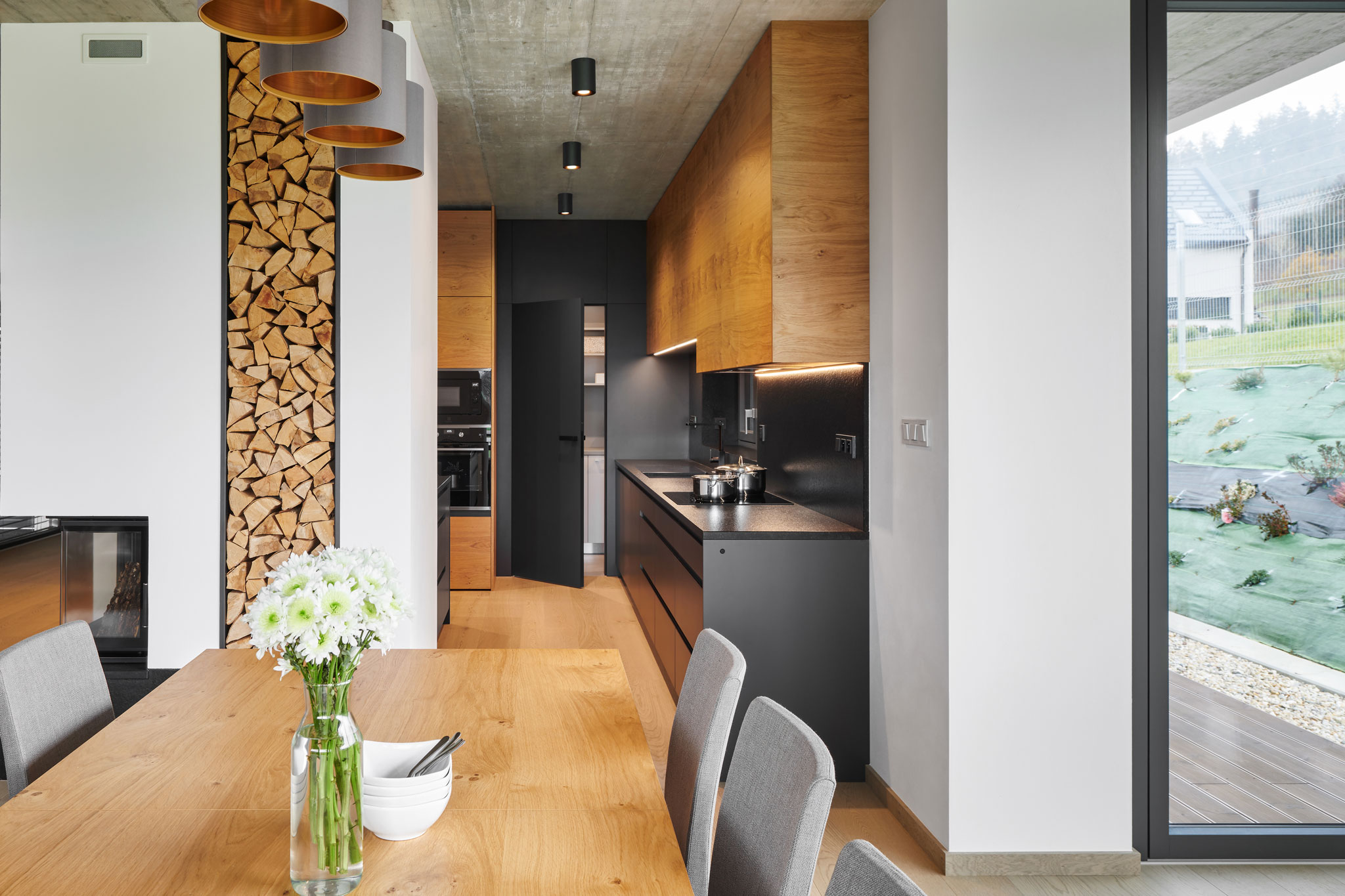 realizacia_moderna-kuchyna-na-mieru_antracitova-kuchyna_dub-prirodny