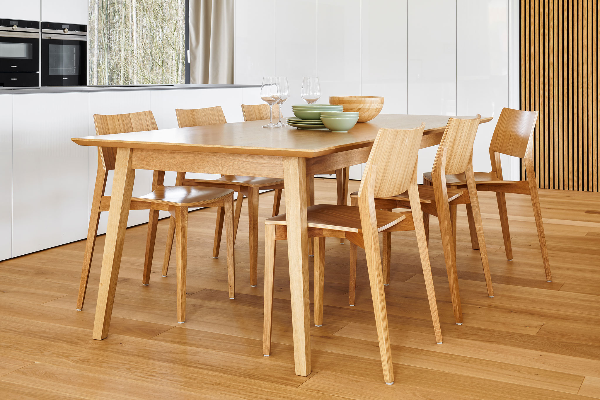 realizacia_moderna-kuchyna-na-mieru_biela-lakovana-kuchyna_dreveny-stol-so-stolickami