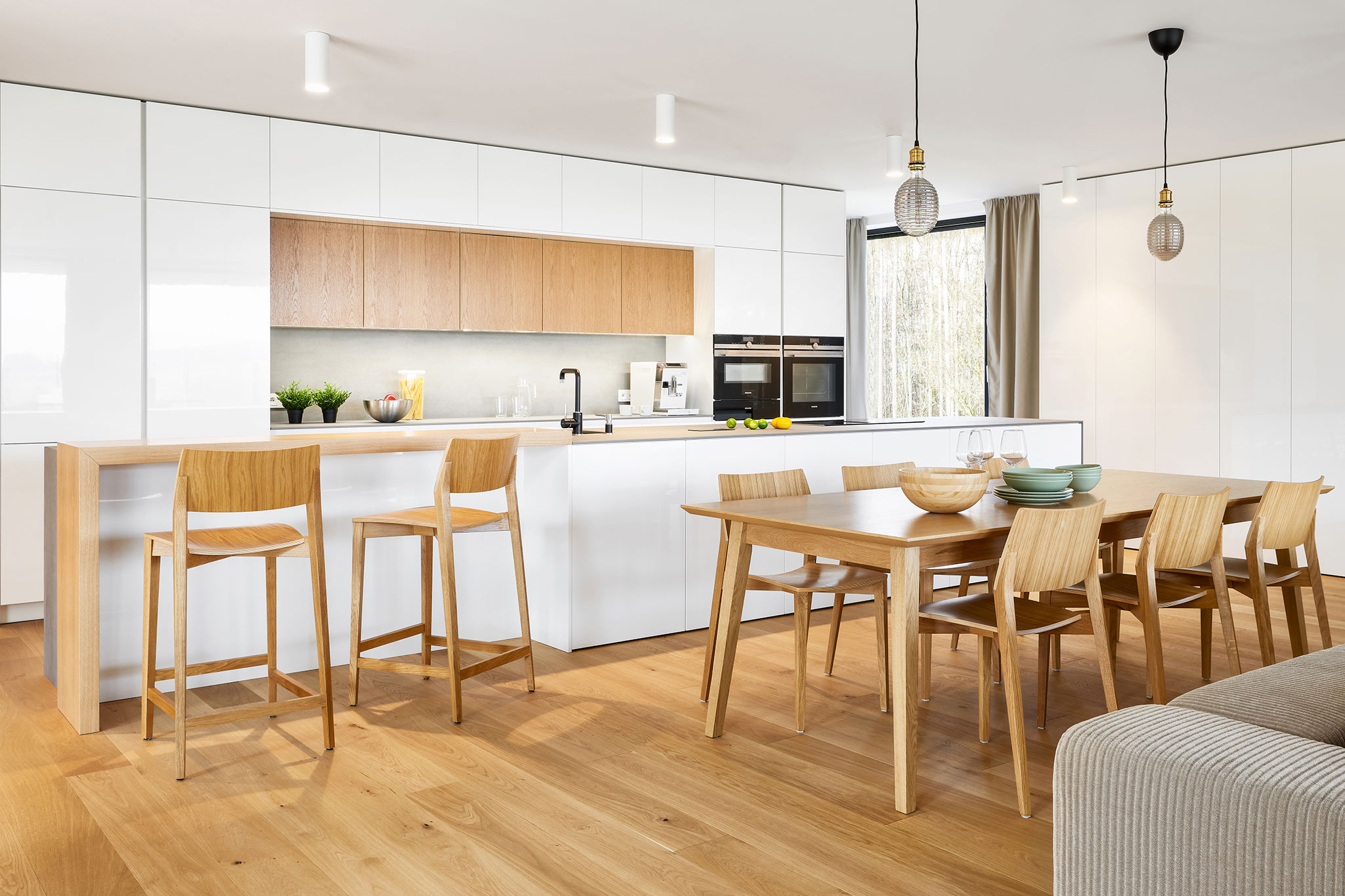 realizacia_moderna-kuchyna-na-mieru_biela-lakovana-kuchyna_prirodny-dub