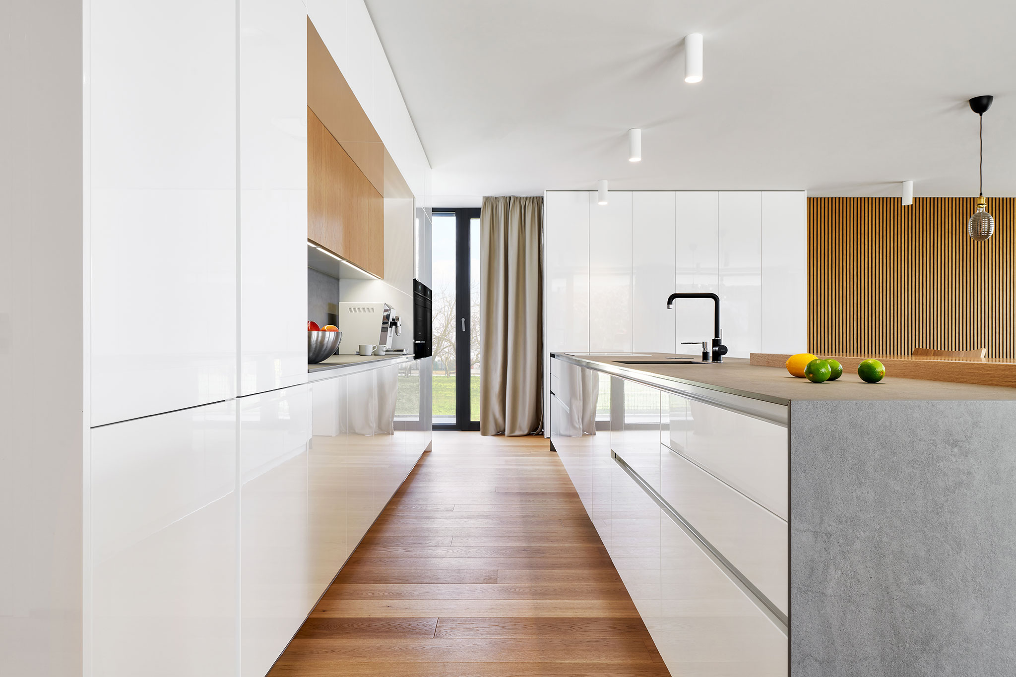 realizacia_moderna-kuchyna-na-mieru_biela-lakovana-kuchyna_prirodny-dub