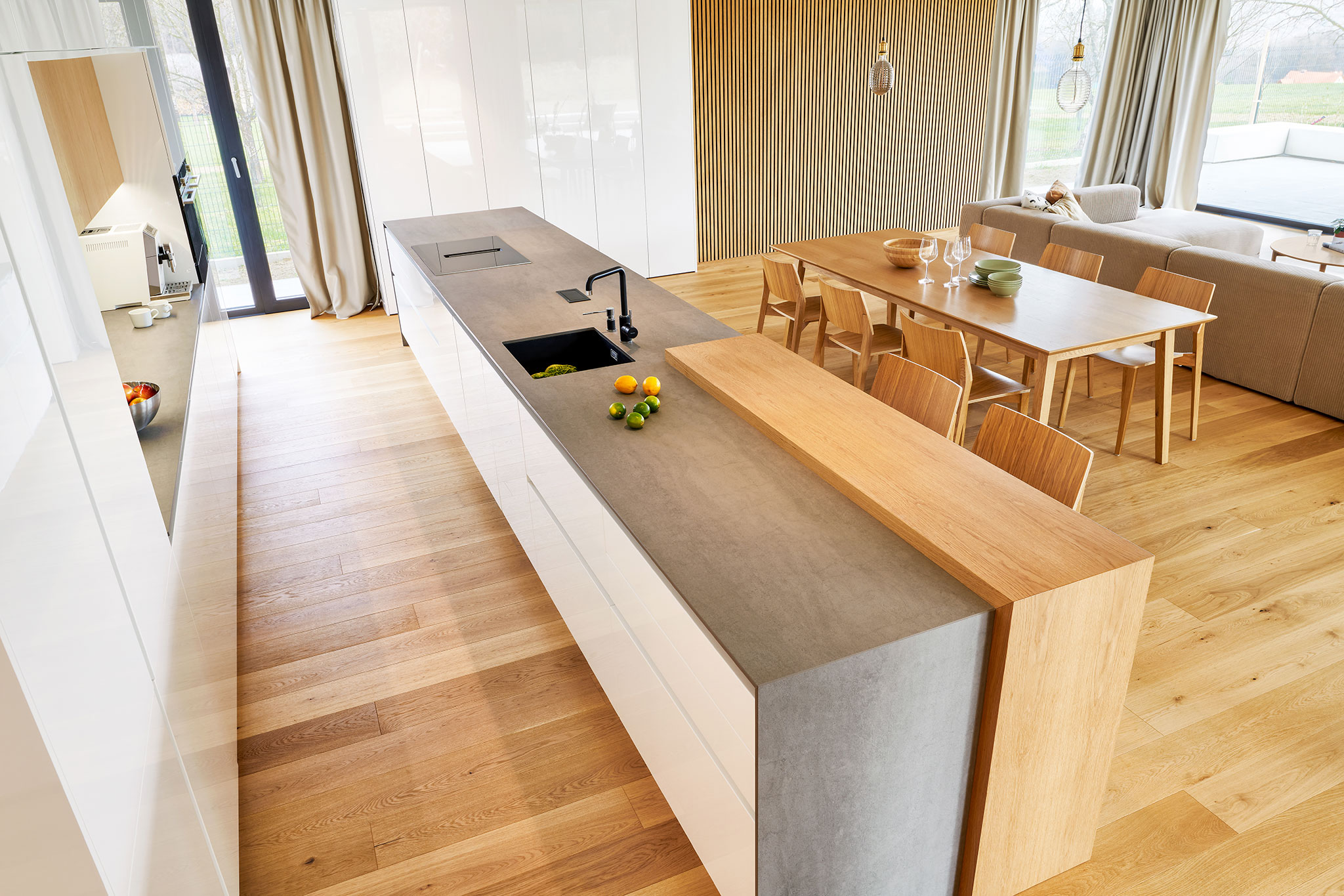 realizacia_moderna-kuchyna-na-mieru_biela-lakovana-kuchyna_prirodny-dub_velky-ostrov