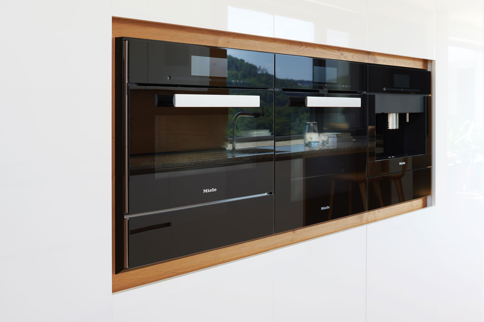 realizacia_moderna-kuchyna-na-mieru_biely-lak_kamenna-pracovna-doska_2048_002_spotrebice-miele