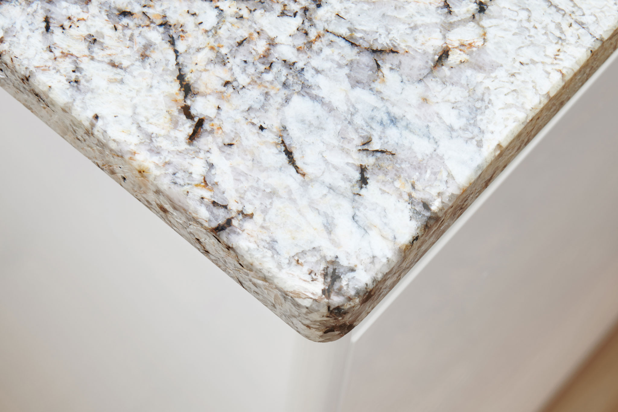 realizacia_moderna-kuchyna-na-mieru_biely-lak_kamenna-pracovna-doska