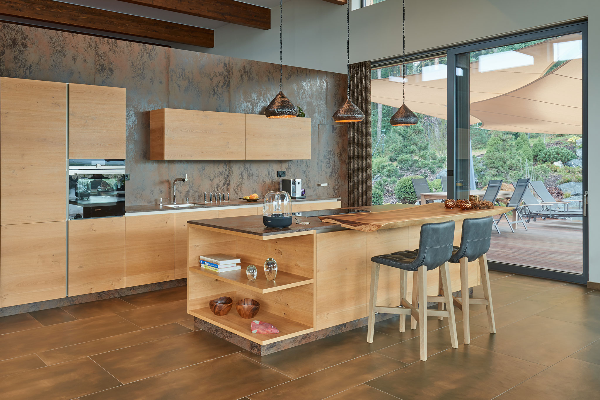 realizacia_moderna-kuchyna-na-mieru_drevena-kuchyna_medeny-obklad-stien_masiv-bar