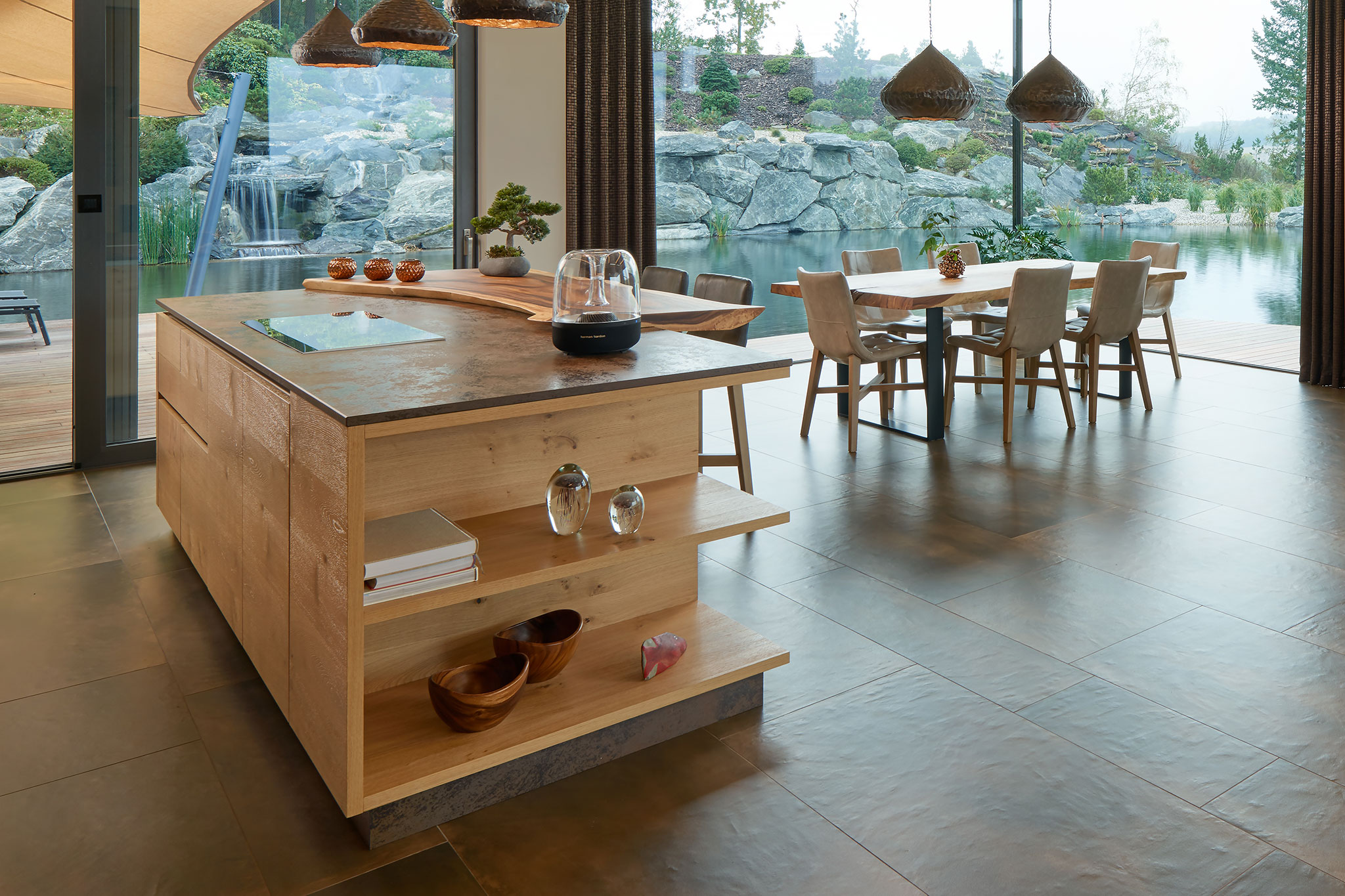 realizacia_moderna-kuchyna-na-mieru_drevena-kuchyna_medeny-obklad-stien_masiv-bar